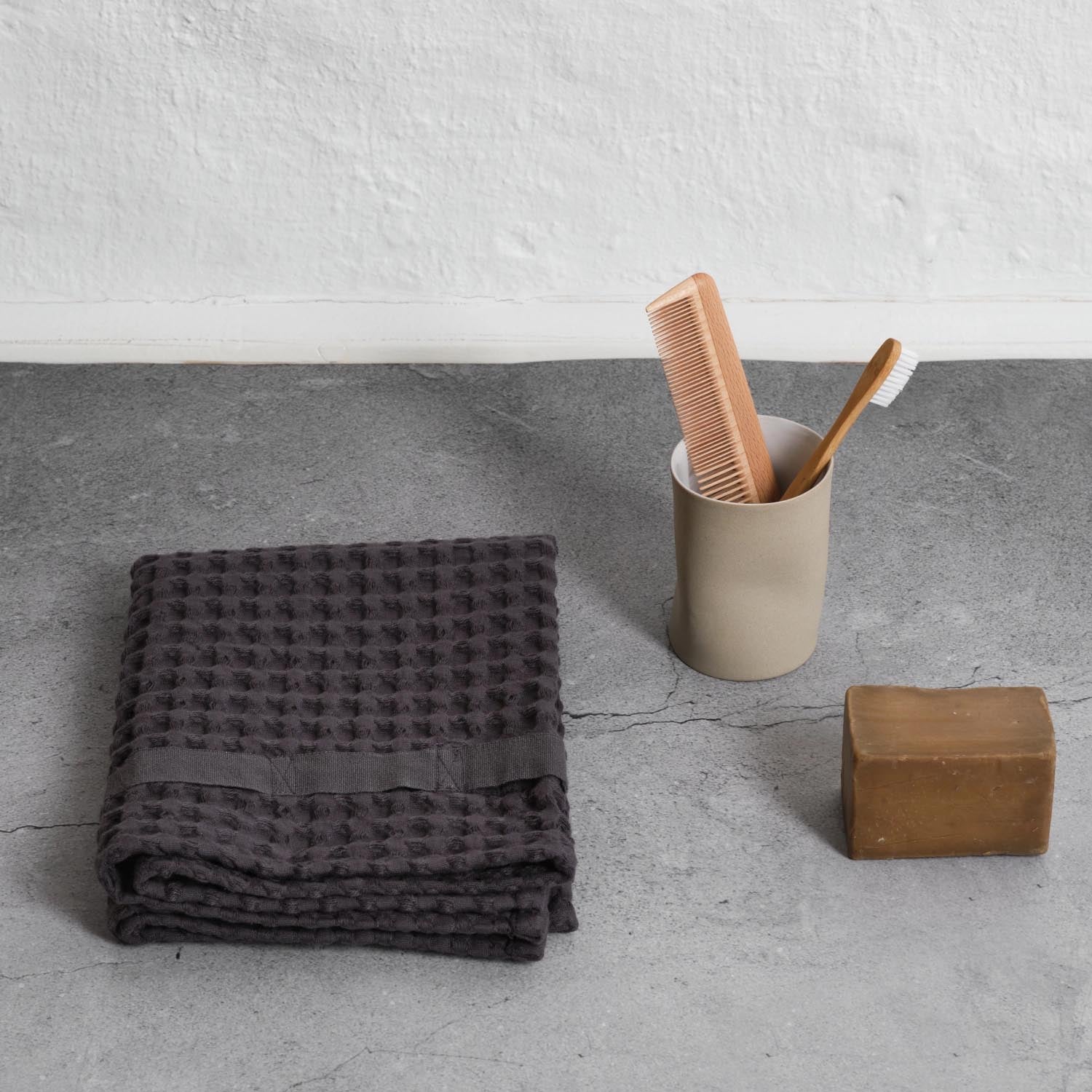 Luxuriöses Handtuch aus Bio-Baumwolle in dunklem Grau, 50x75 cm, mit Waffelstruktur, nachhaltig und stilvoll von The Organic Company.