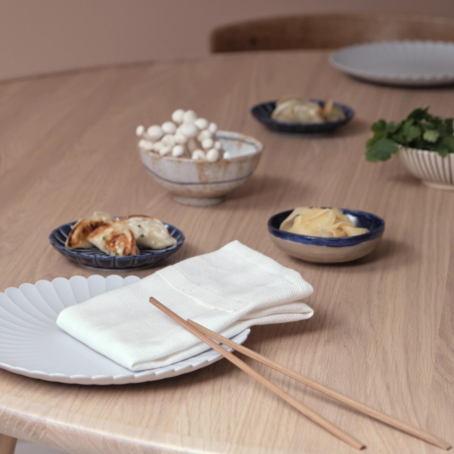 Elegantes 4er-Set Stoffservietten aus Bio-Baumwolle in Naturweiss, ideal für stilvolle Dinner und nachhaltige Tischdekoration.