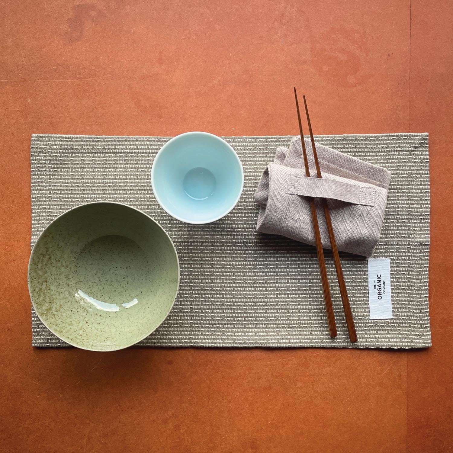Set aus 4 Stoffservietten (20x20cm) aus Bio-Baumwolle in Stone von The Organic Company. Ideal für umweltbewusste Tischgestaltung.