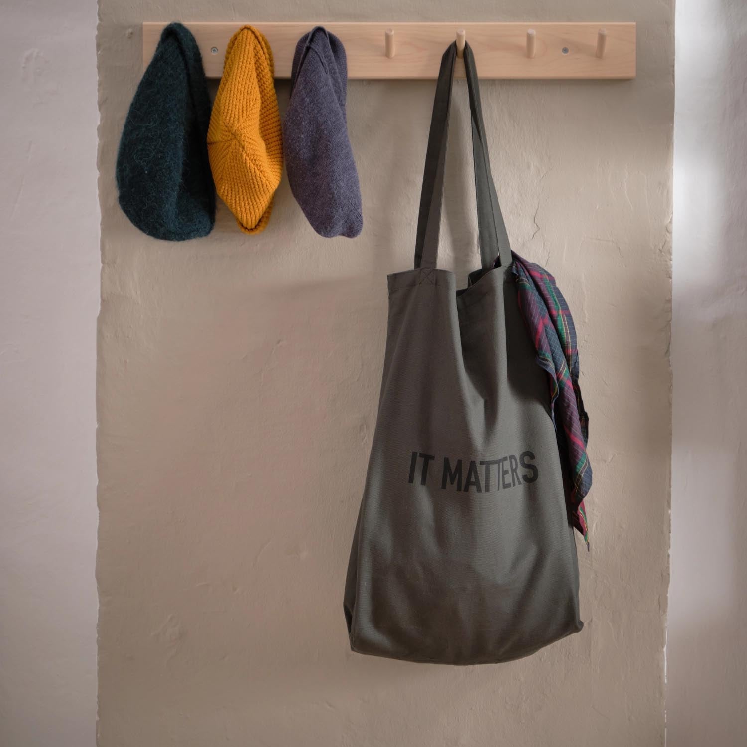 Nachhaltige Tasche aus Bio-Baumwolle in Dunkelgrün, 50x35x15cm, ideal für umweltbewusste Alltagsnutzung.