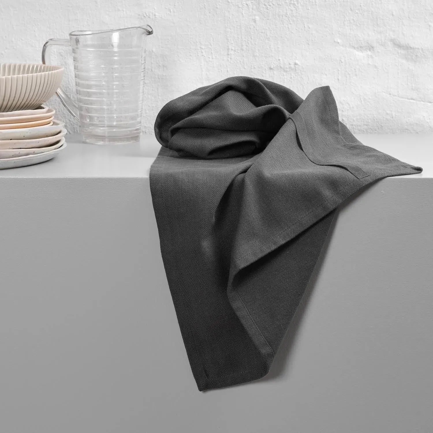 Hochwertiges Geschirrtuch aus 100% Biobaumwolle, 53x86cm, in elegantem Dunkelgrau, nachhaltig und stilvoll von The Organic Company.