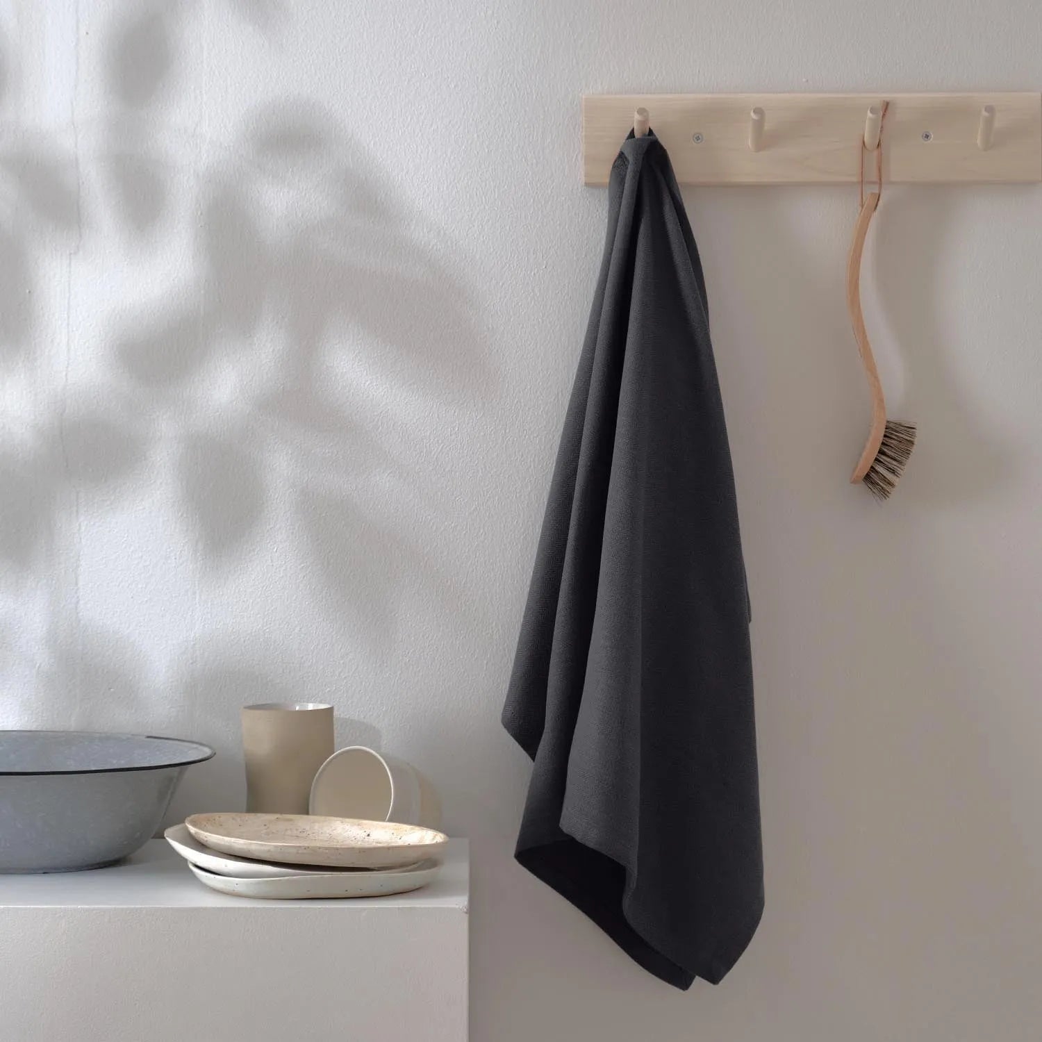 Elegantes Geschirrtuch aus Bio-Baumwolle, 53x86cm, in dunklem Grau, nachhaltig und hochwertig, von The Organic Company.