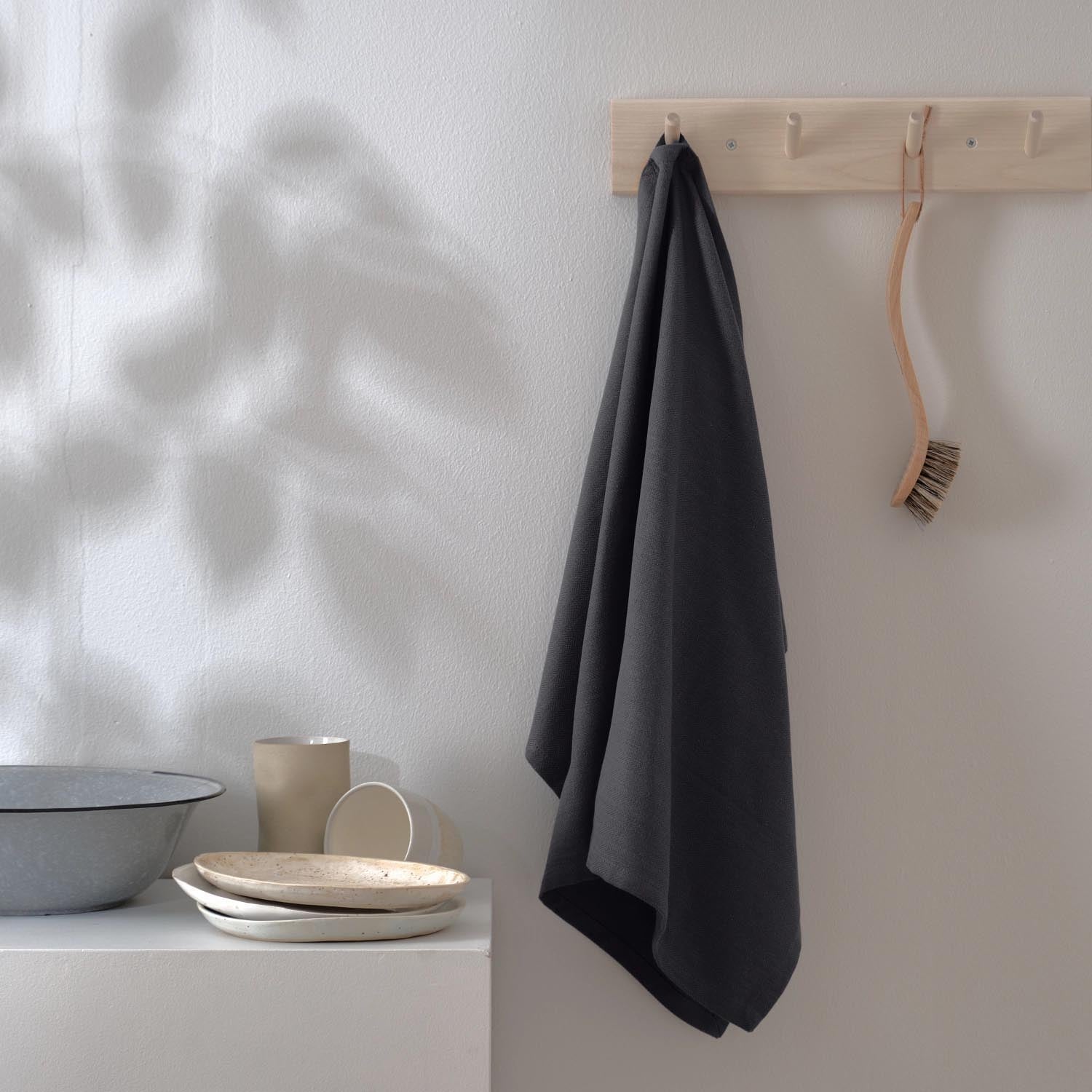 Elegantes Geschirrtuch aus Bio-Baumwolle, 53x86cm, in dunklem Grau, nachhaltig und hochwertig, von The Organic Company.