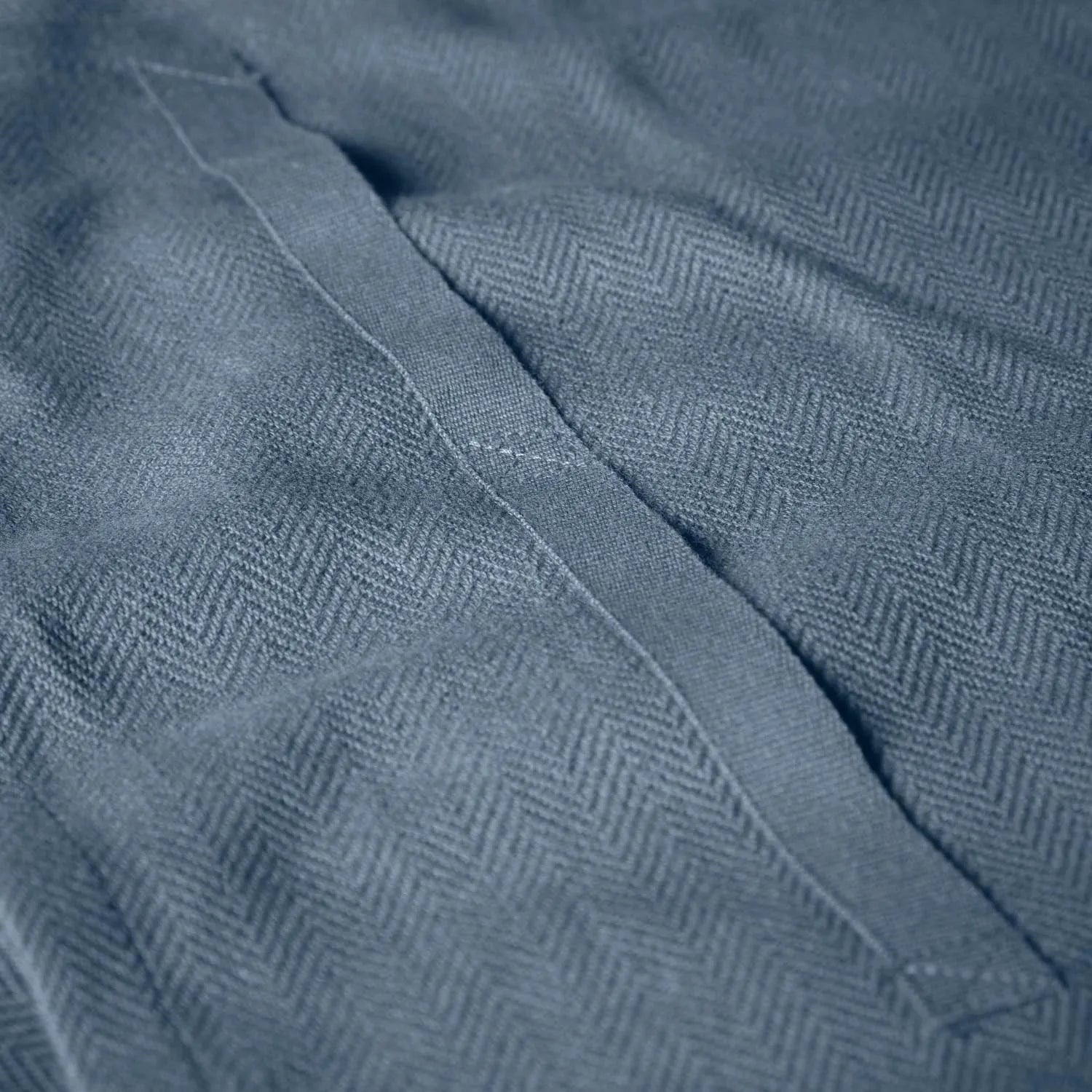 Elegantes Geschirrtuch aus Bio-Baumwolle, 53x86cm, in modernem Grau-Blau, nachhaltig hergestellt von The Organic Company.
