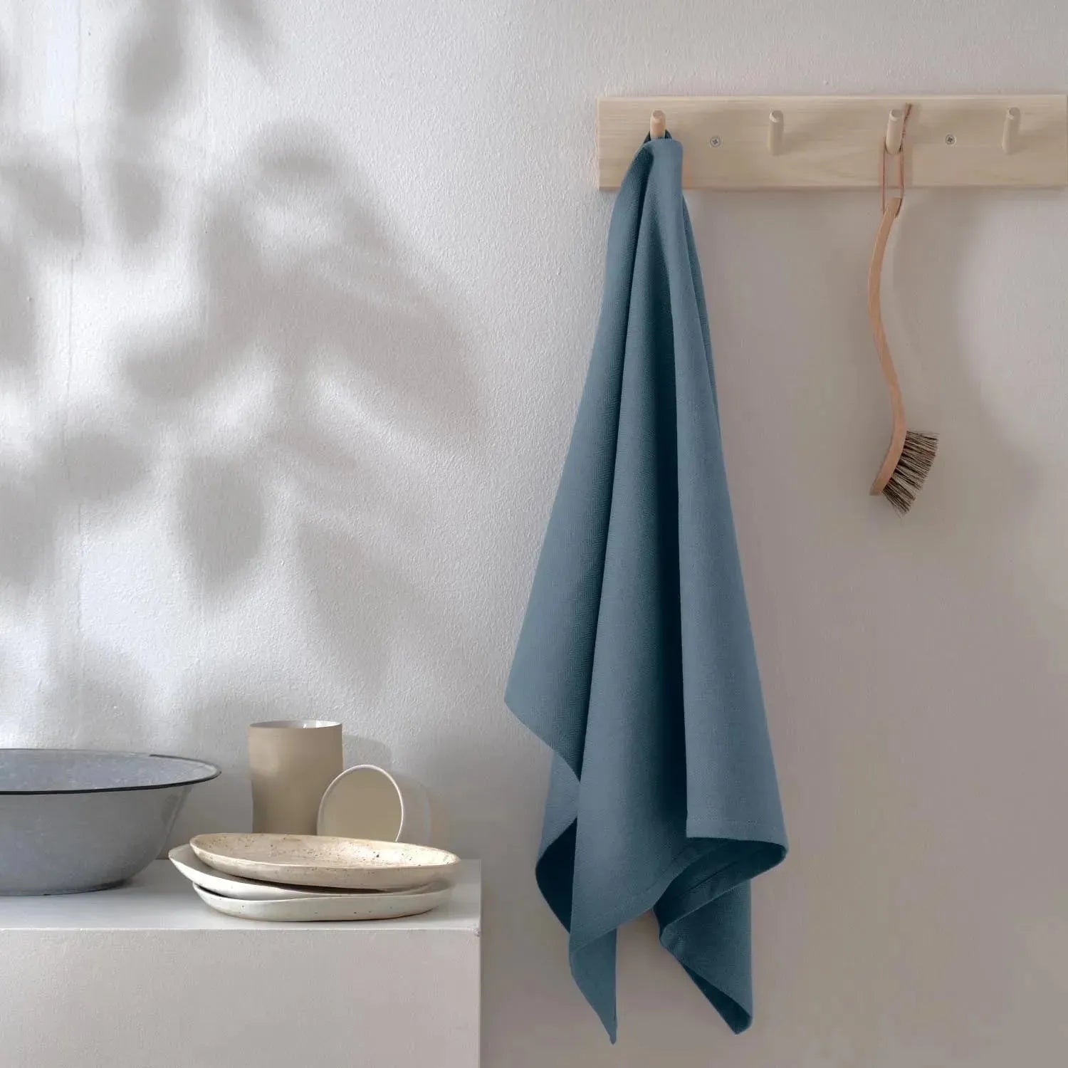 Nachhaltiges Geschirrtuch aus Bio-Baumwolle, 53x86cm, in elegantem Grau-Blau, von The Organic Company, umweltbewusst hergestellt.