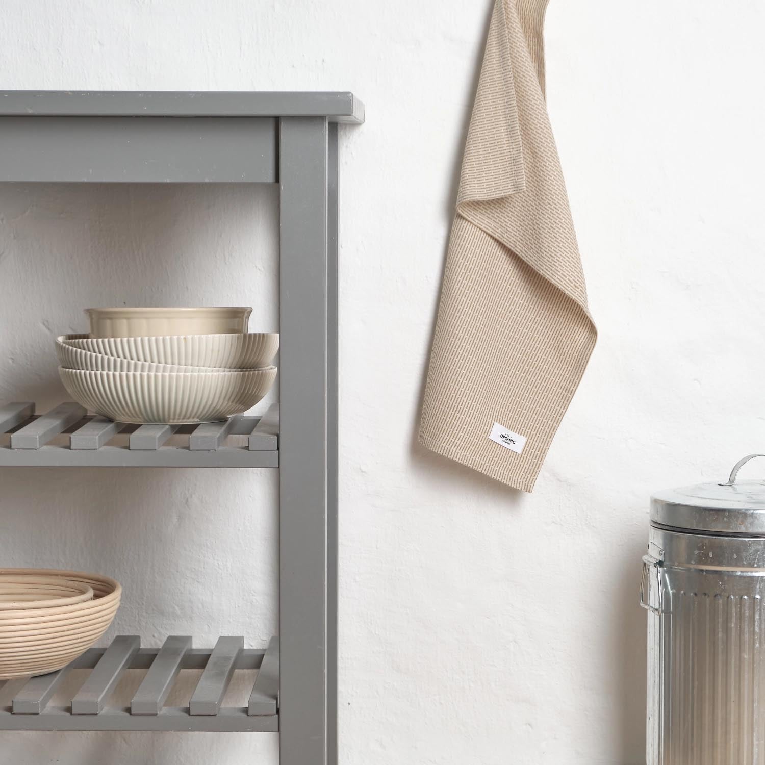 Kleines Geschirrtuch aus Biobaumwolle, 35x60cm, in Stone Khaki. Nachhaltig, stilvoll und ideal für die Küche.
