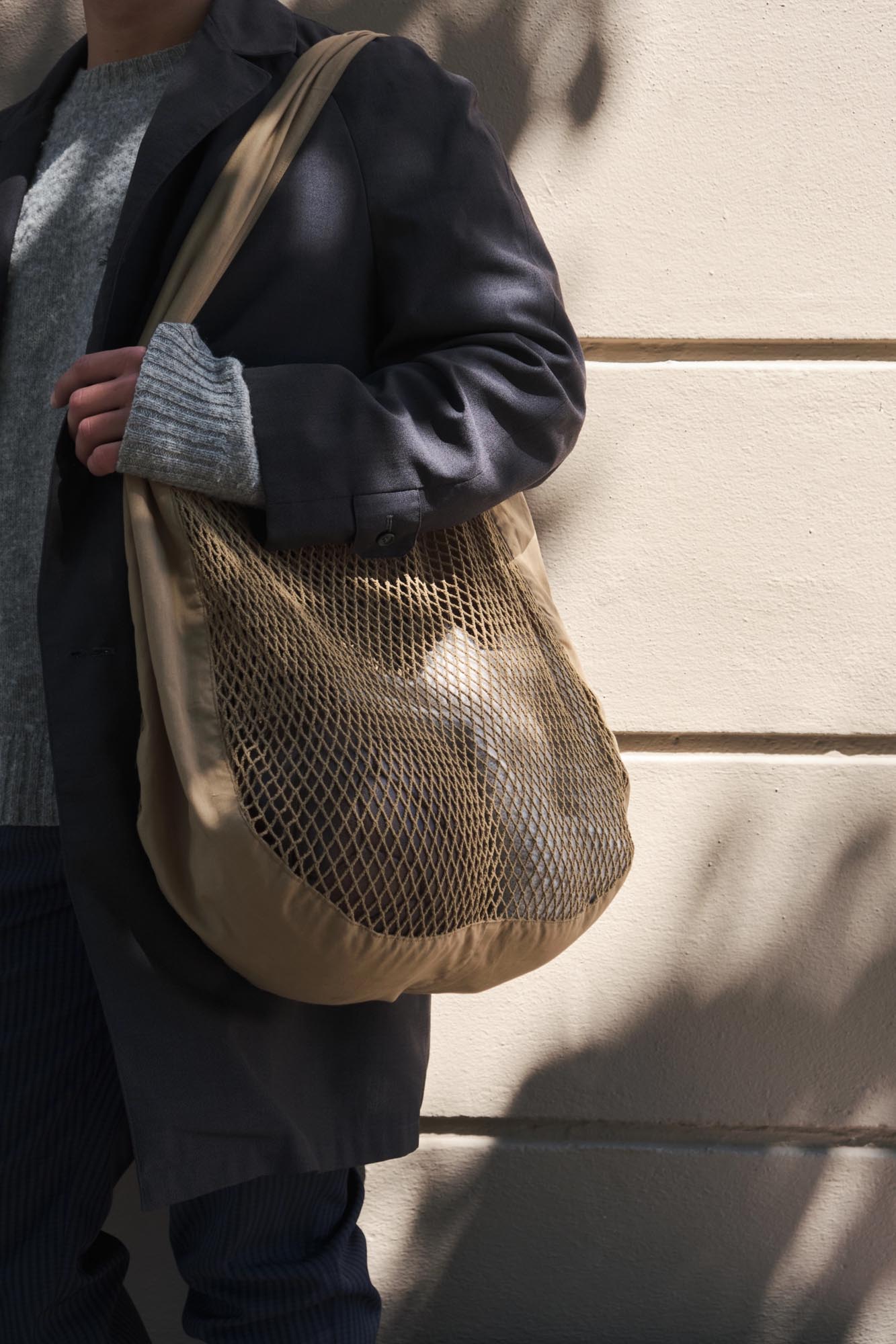 Nachhaltige Net Shoulder Tasche aus Bio-Baumwolle in Khaki, 44x15x45cm, ideal für umweltbewusste und stilvolle Träger.