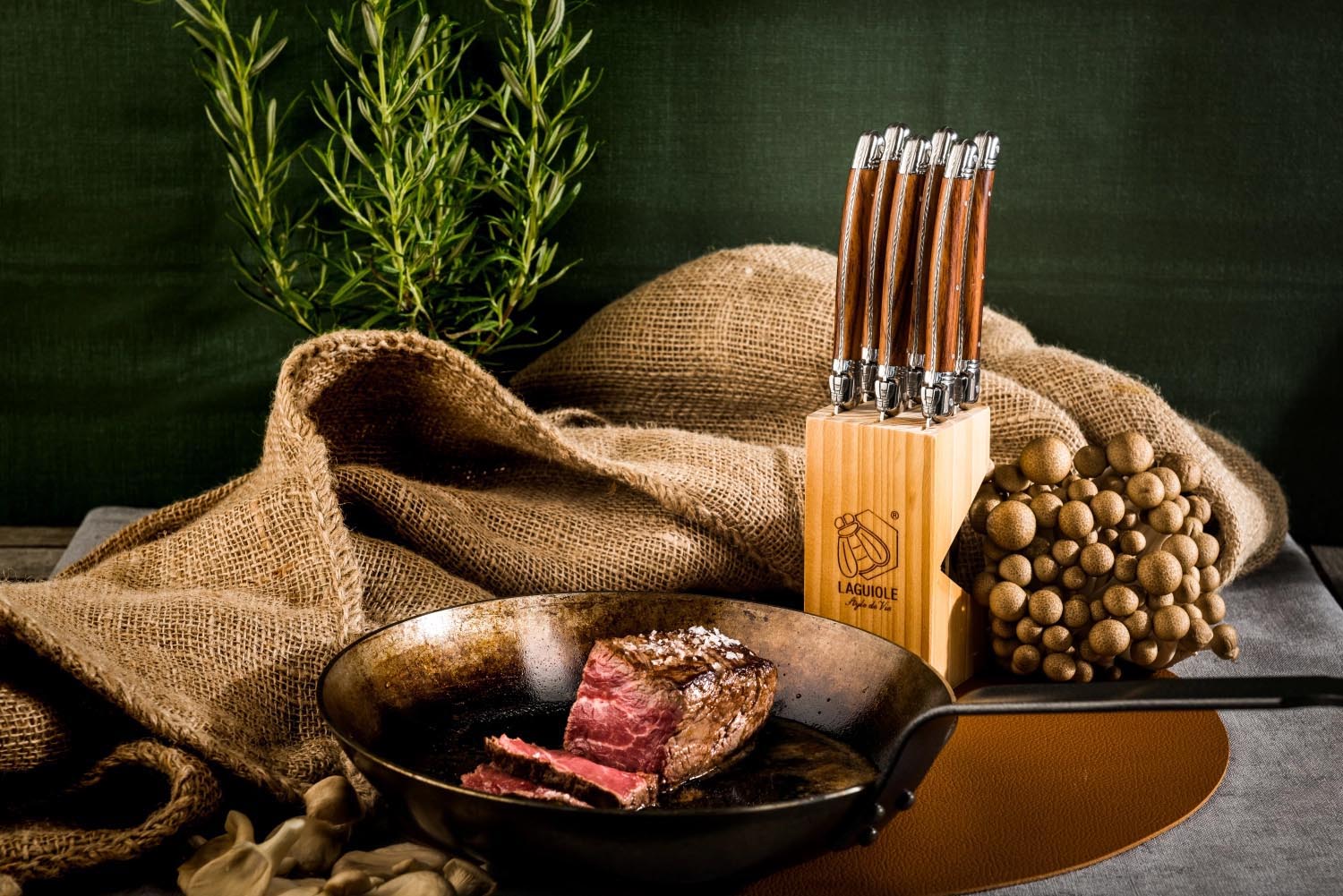 Elegantes Steakmesser mit Holzgriff, 1.8mm Klinge, Laguiole Style de Vie Premium Line, ideal für stilvolles Speisen.
