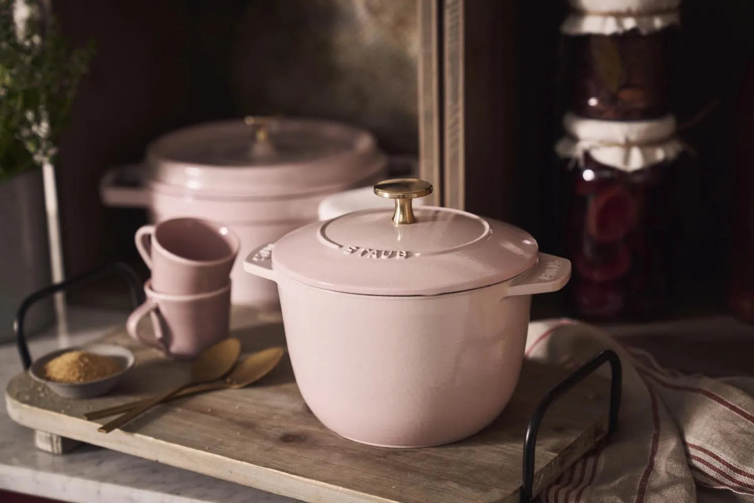 Runde Cocotte aus Gusseisen, 22cm, 2.6l, in Sorbet Rose von Staub. Perfekt für stilvolles Kochen und Servieren.