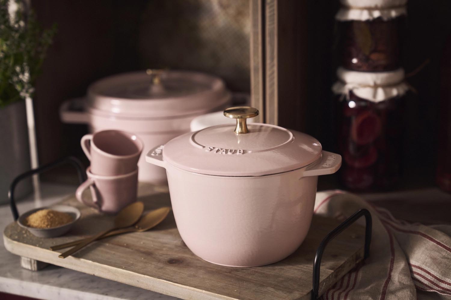 Runde Cocotte aus Gusseisen, 22cm, 2.6l, in Sorbet Rose von Staub. Perfekt für stilvolles Kochen und Servieren.