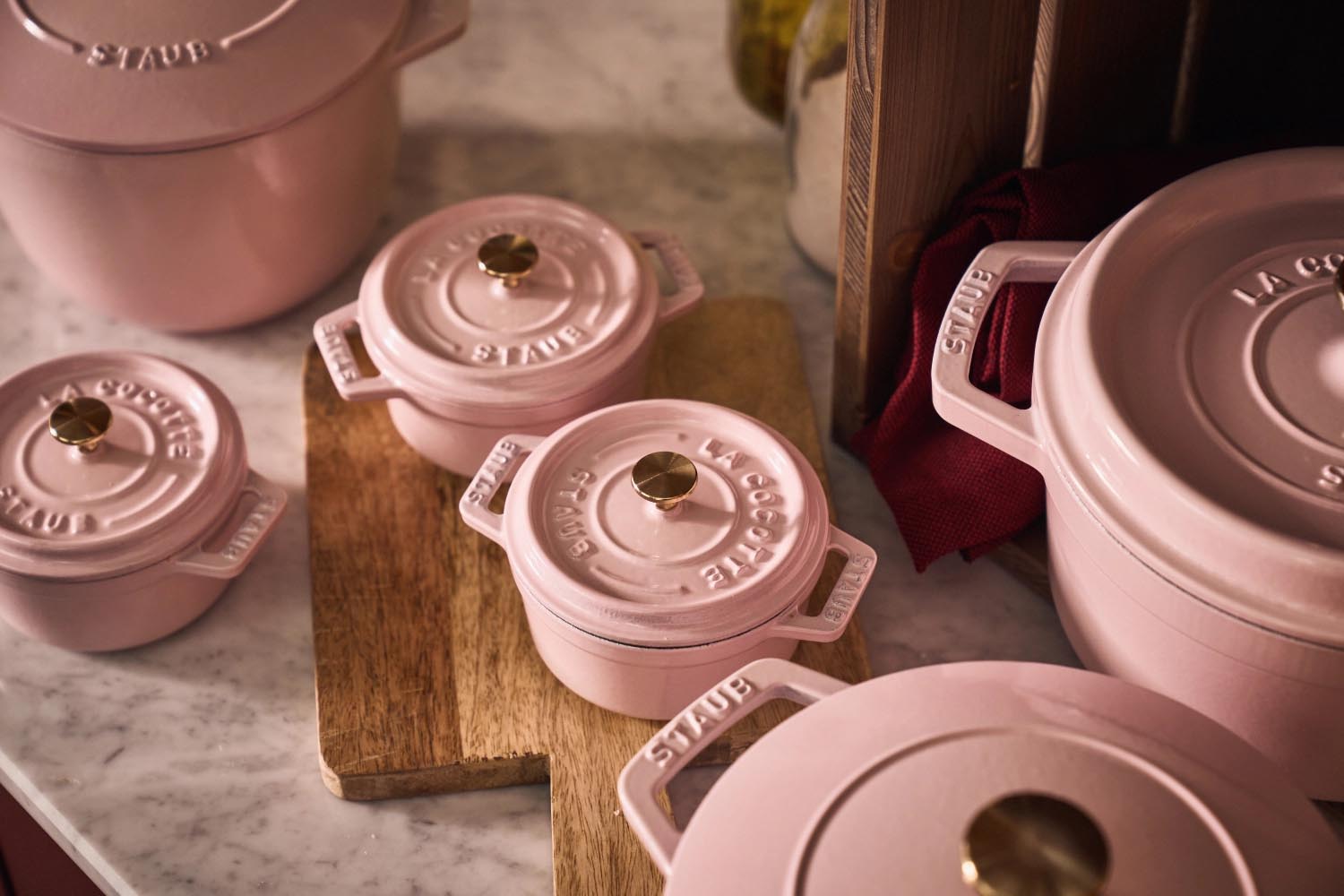 Runde Gusseisen-Cocotte von Staub, 26 cm, 5,25 l, in Sorbet Rose. Ideal für Schmorgerichte und elegantes Servieren.