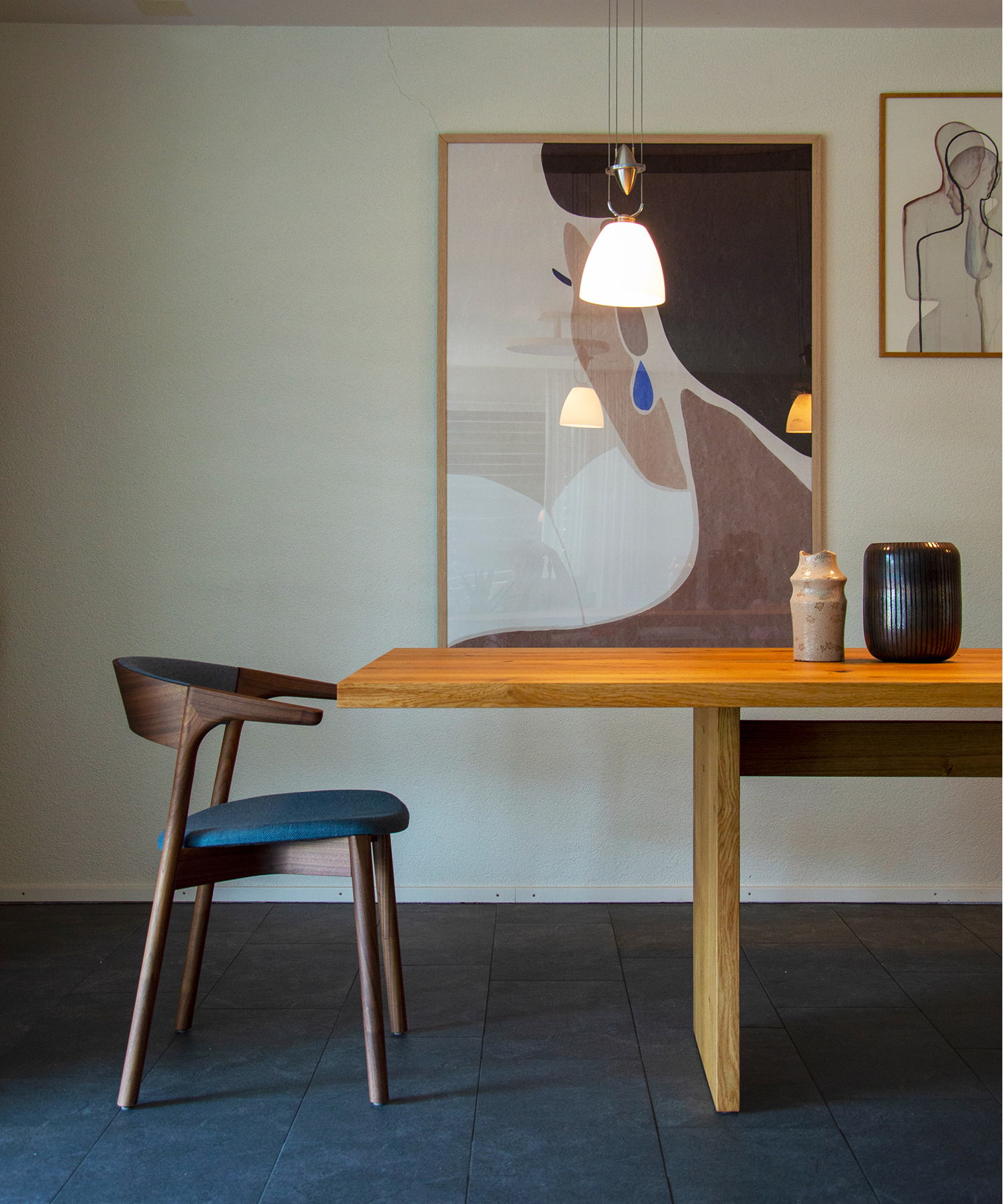 Esszimmer mit Bildern von Paper Collective, Stuhl und Tisch von Studio by Mobimex