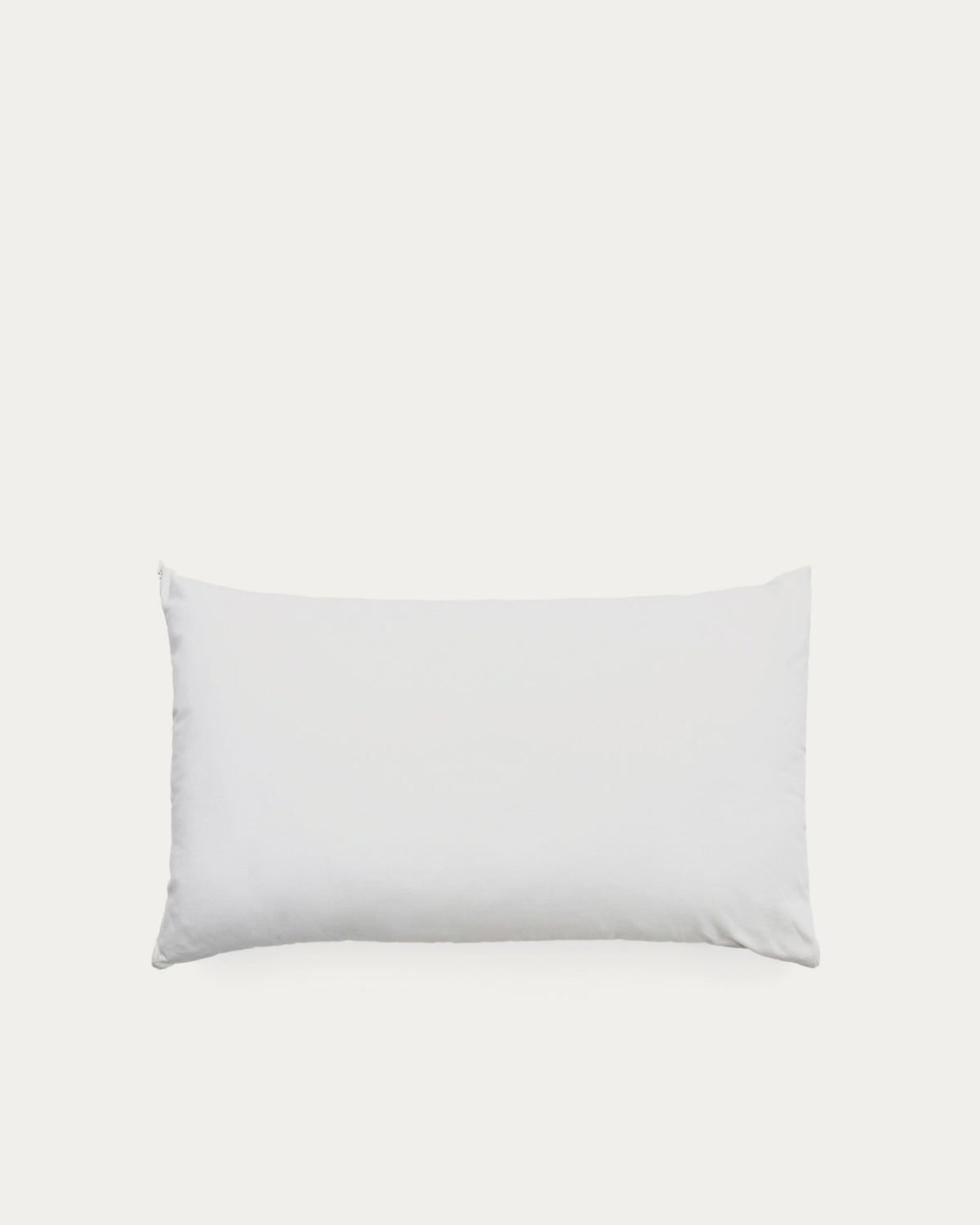 Kopfkissen Duca aus 10% Daunen und 90% Federn 70 x 40 cm hergestellt in Spanien in Weiss präsentiert im Onlineshop von KAQTU Design AG. Kissen ist von Kave Home