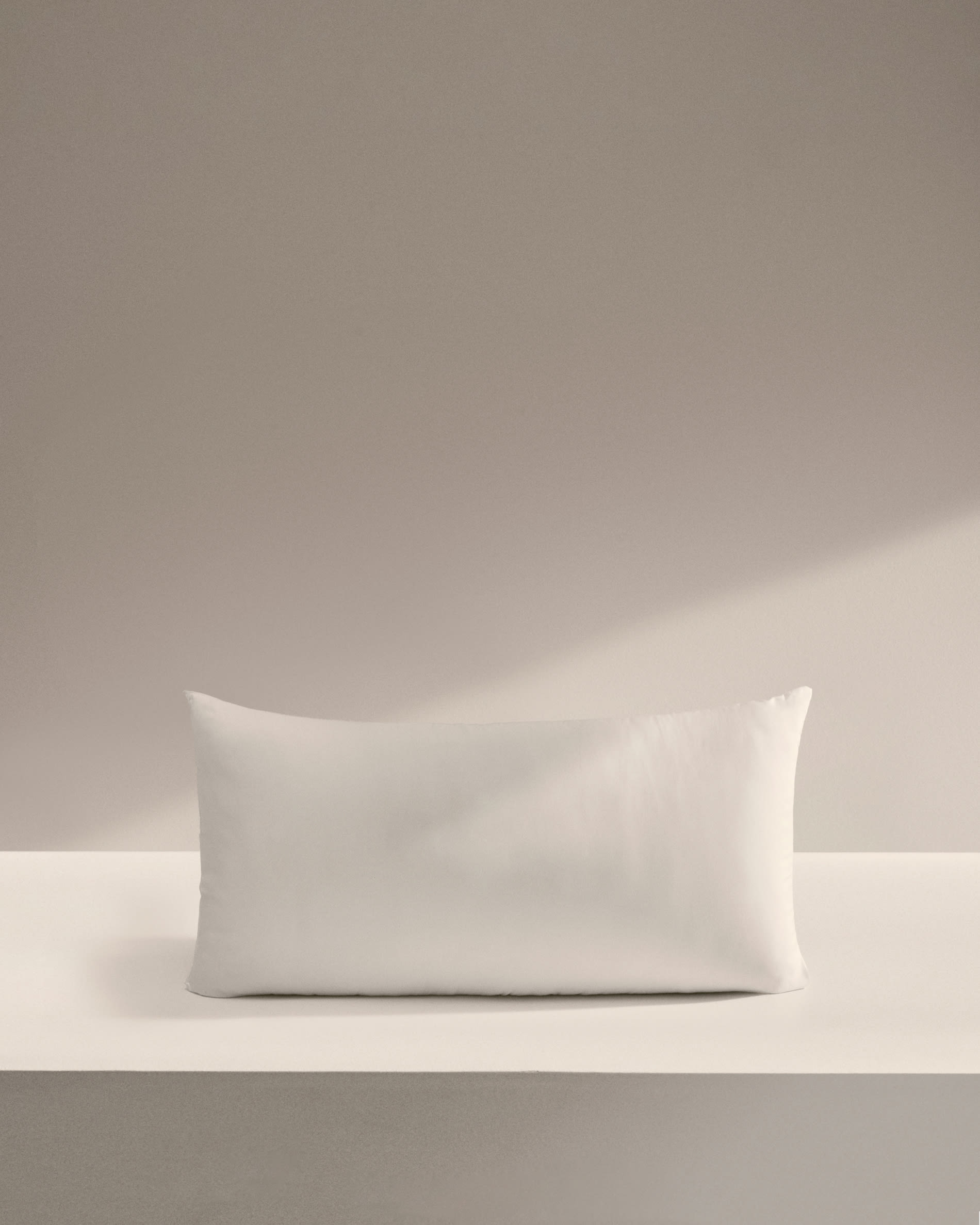 Kopfkissen Duca, 70x40 cm, gefüllt mit 10% Daunen und 90% Federn, bietet Komfort und Qualität von Kave Home.
