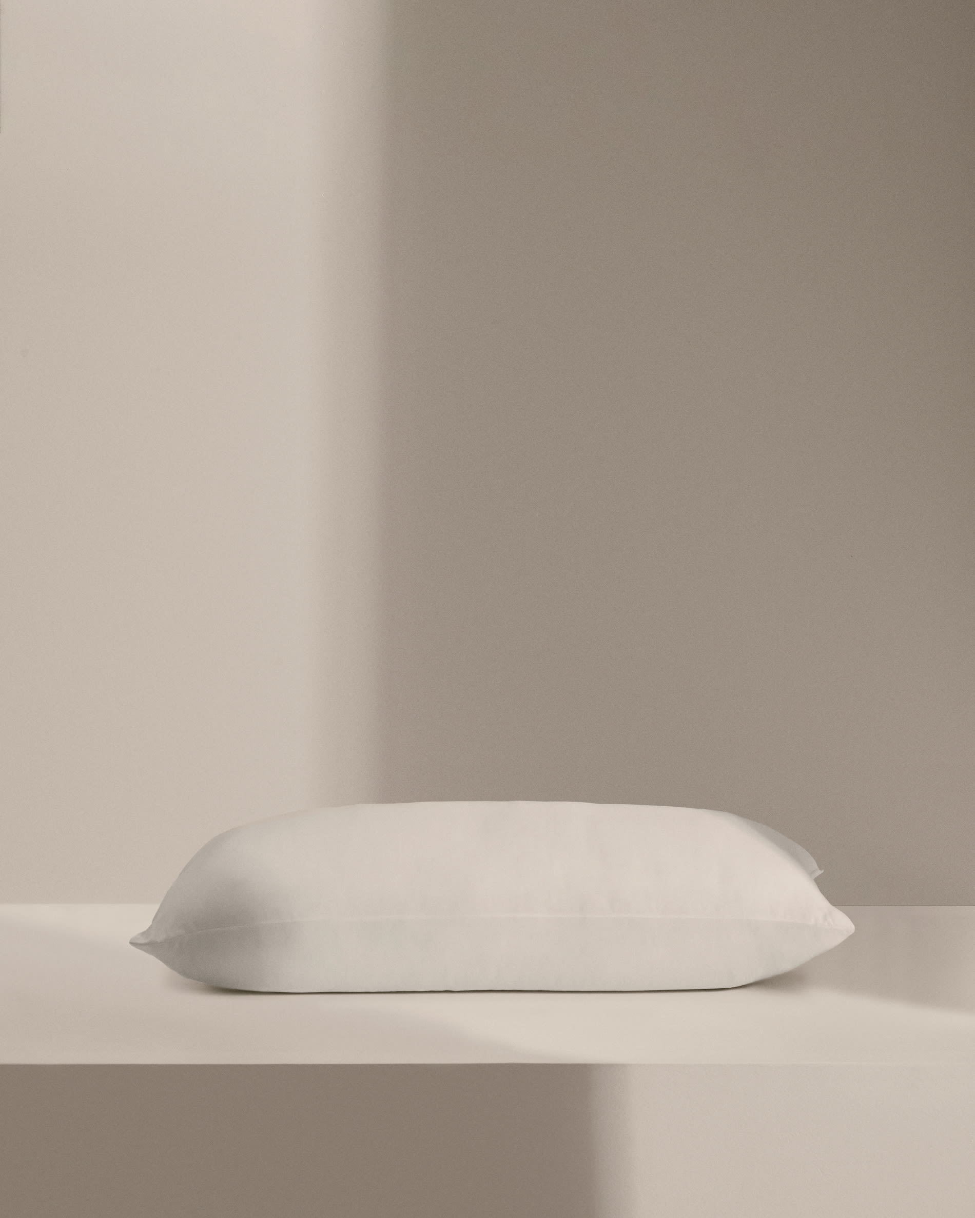 Kopfkissen Duca 70x40 cm, gefüllt mit 10% Daunen und 90% Federn, bietet luxuriösen Komfort und hochwertige Verarbeitung.