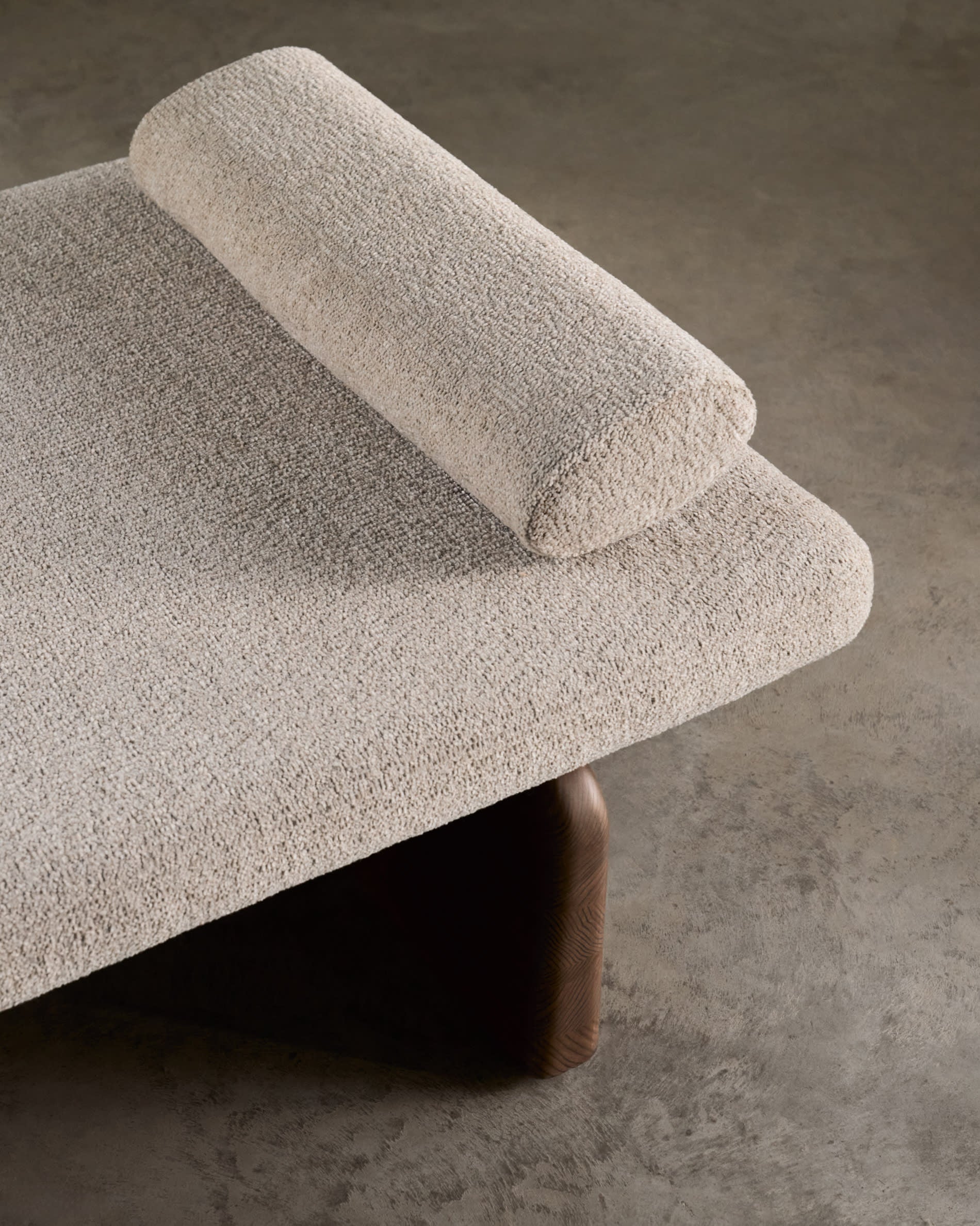 Stilvolle Chaiselongue Topaz aus beigem Chenille, massivem Eschenholz mit Walnuss-Finish, 200 cm, FSC 100%, von Kave Home.