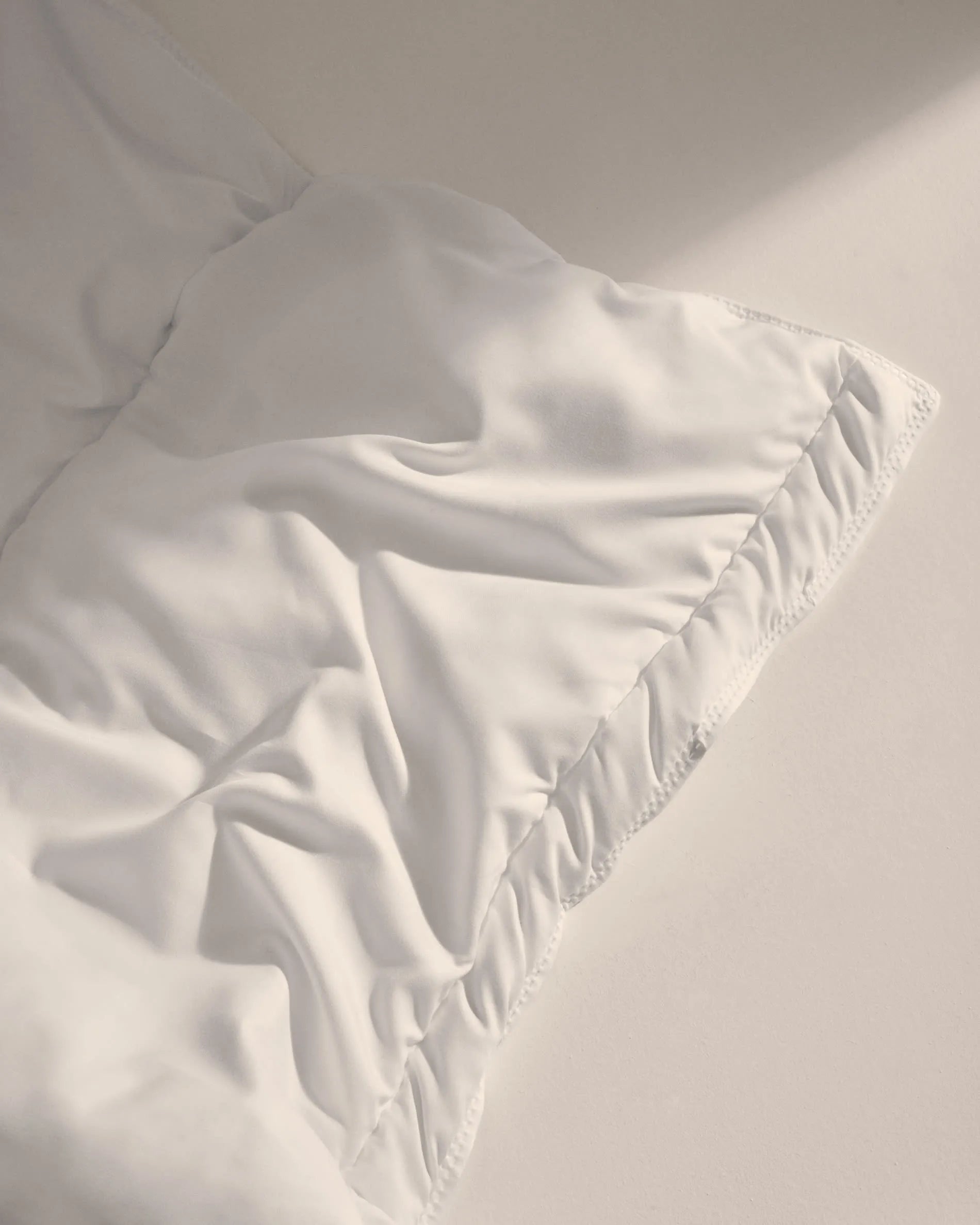 Luxuriöse Daunen-Steppdecke für optimalen Schlafkomfort, handgefertigt in Spanien, ideal für 150/160 cm Betten.