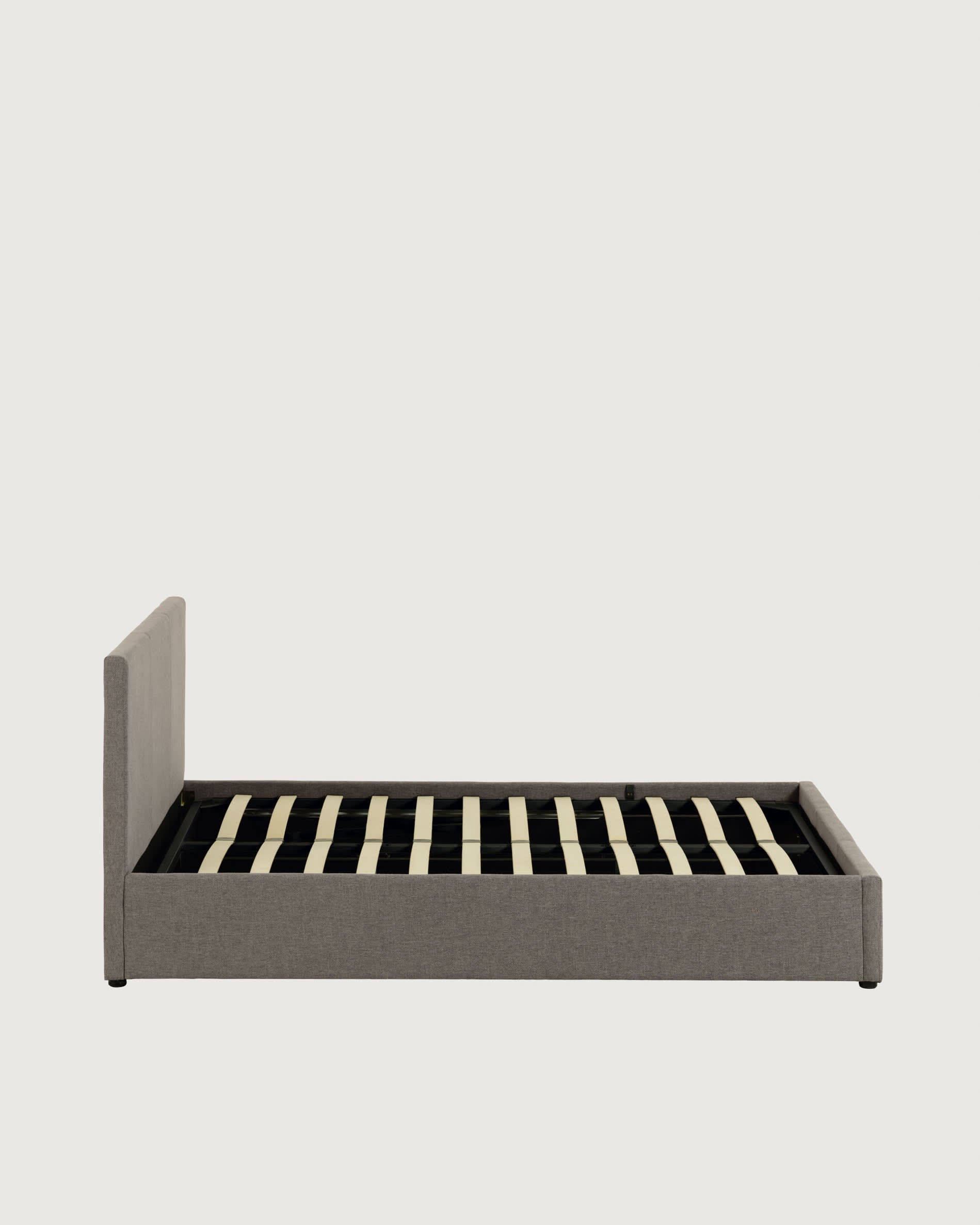 Das elegante Nahiri Bett von Kave Home in Grau für 180x200 cm Matratzen kombiniert modernes Design mit praktischem Stauraum.