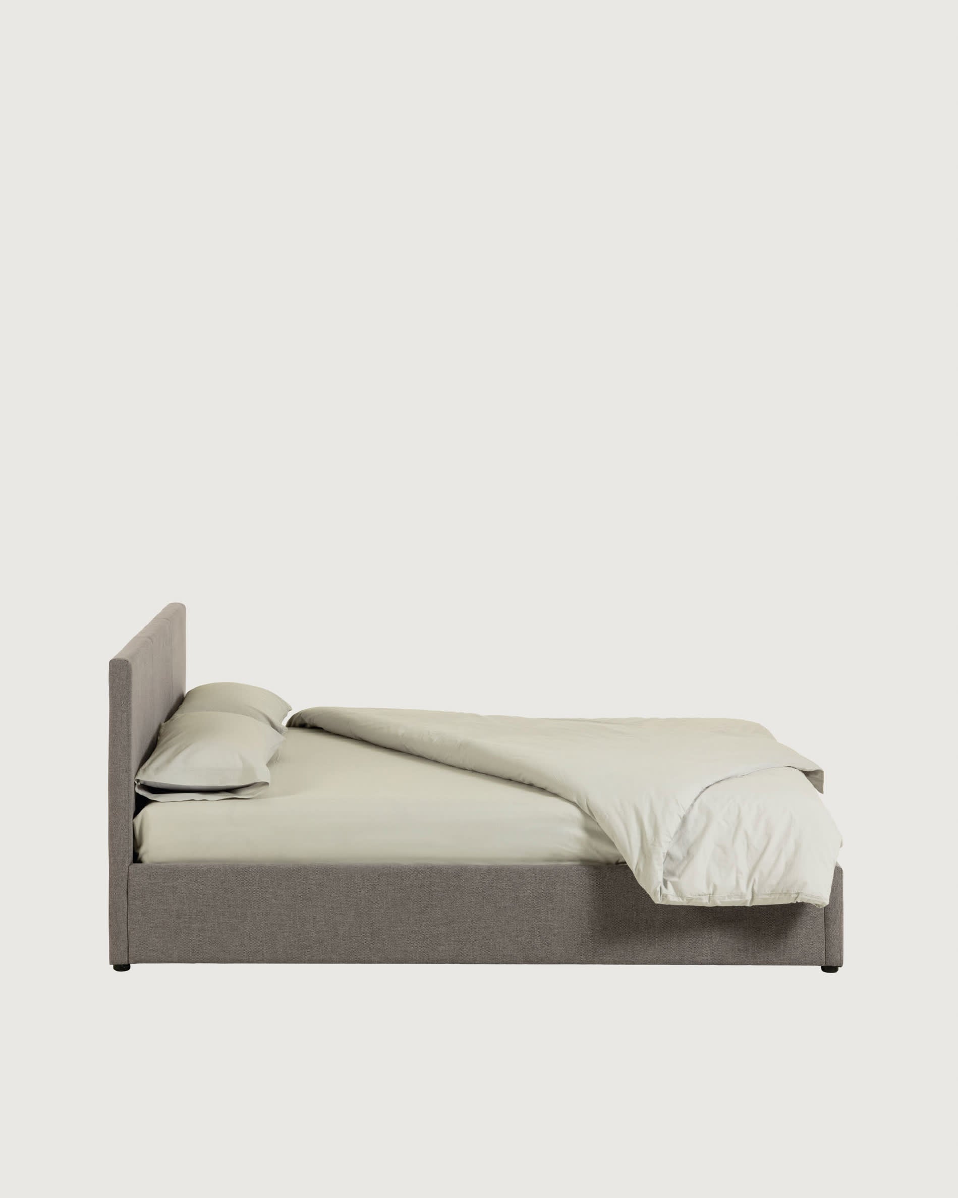 Das stilvolle Nahiri Bett von Kave Home in Grau, passend für 180x200 cm Matratzen, kombiniert Funktionalität mit modernem Stil.