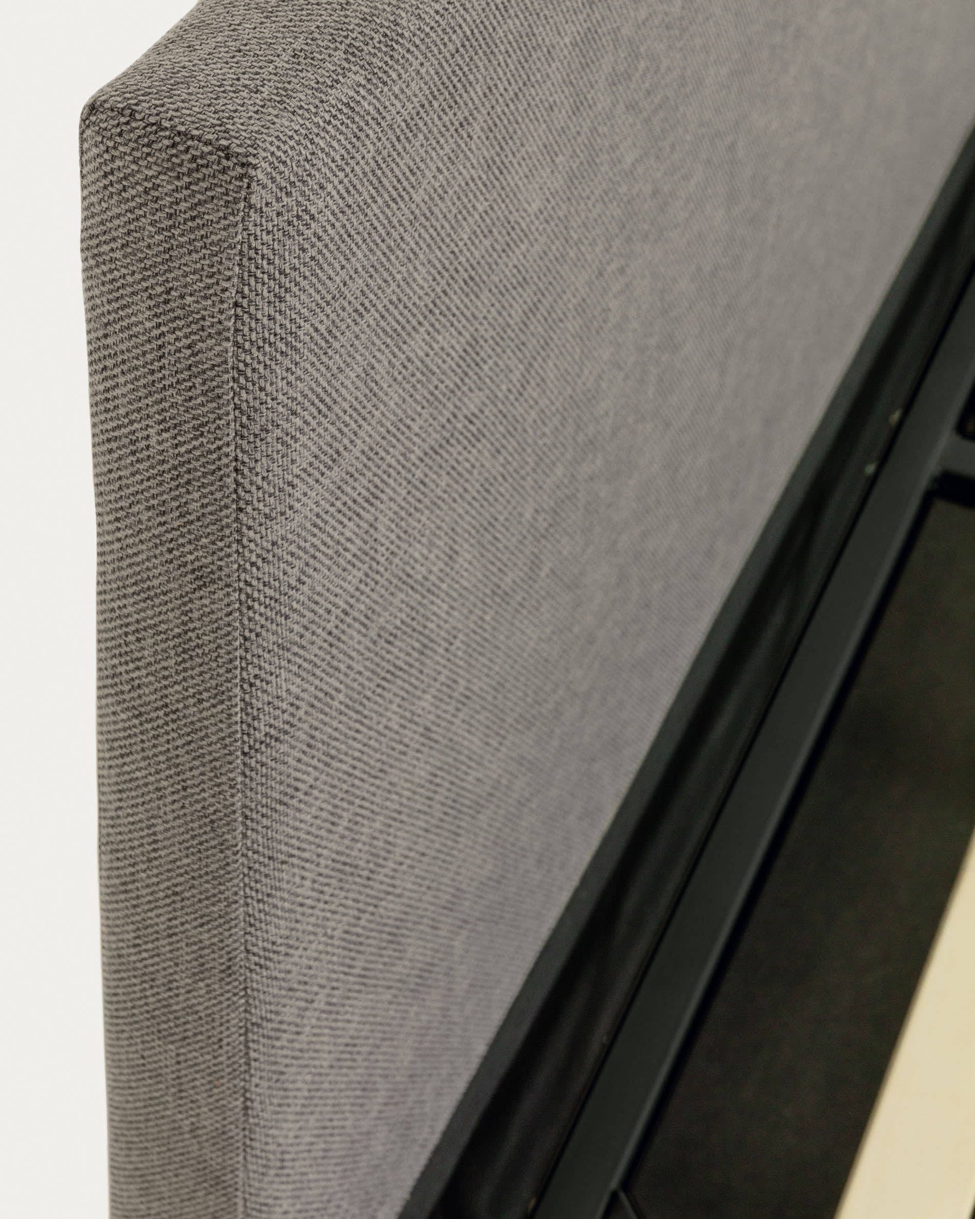 Stilvolles Nahiri Bett in Grau mit praktischem Stauraum, geeignet für 150x200 cm Matratzen, perfekt für zeitgemäße Schlafzimmer.