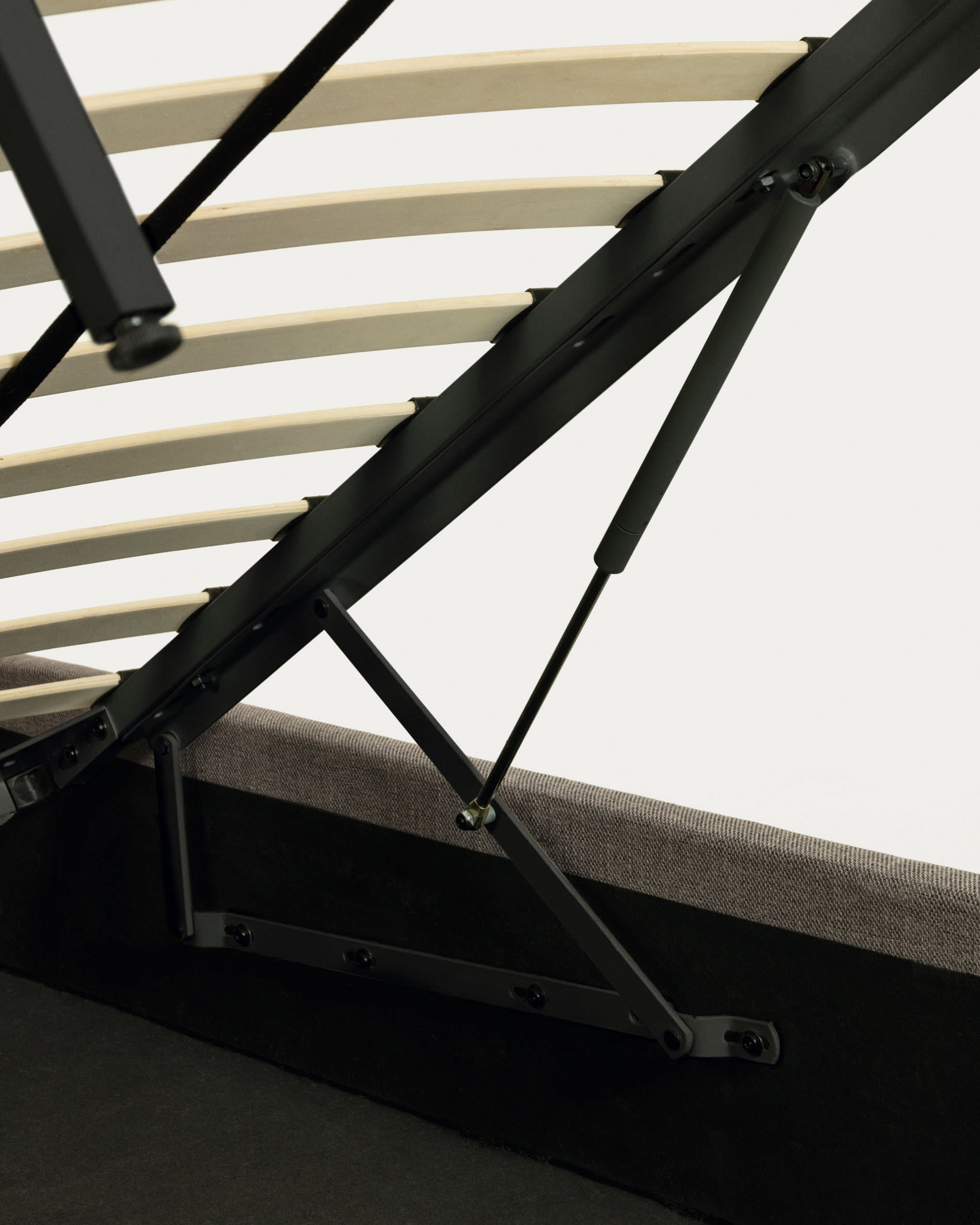 Stilvolles Nahiri Bett in Grau mit praktischem Stauraum, geeignet für 150x200 cm Matratzen, perfekt für moderne Schlafzimmer.