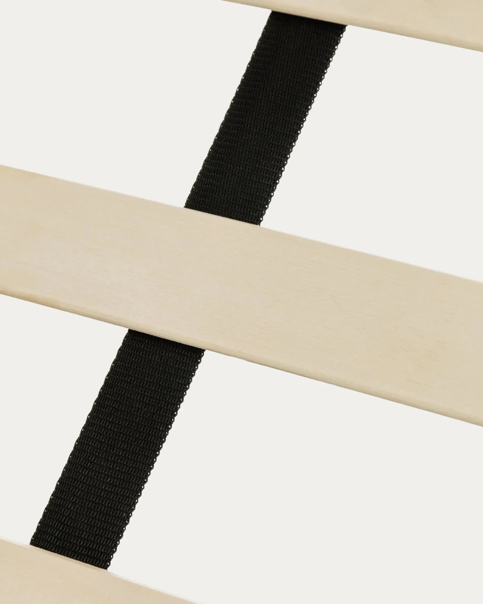 Modernes Nahiri Bett in Grau mit praktischem Stauraum, geeignet für 150x200 cm Matratzen, perfekt für stilvolle Schlafzimmer.