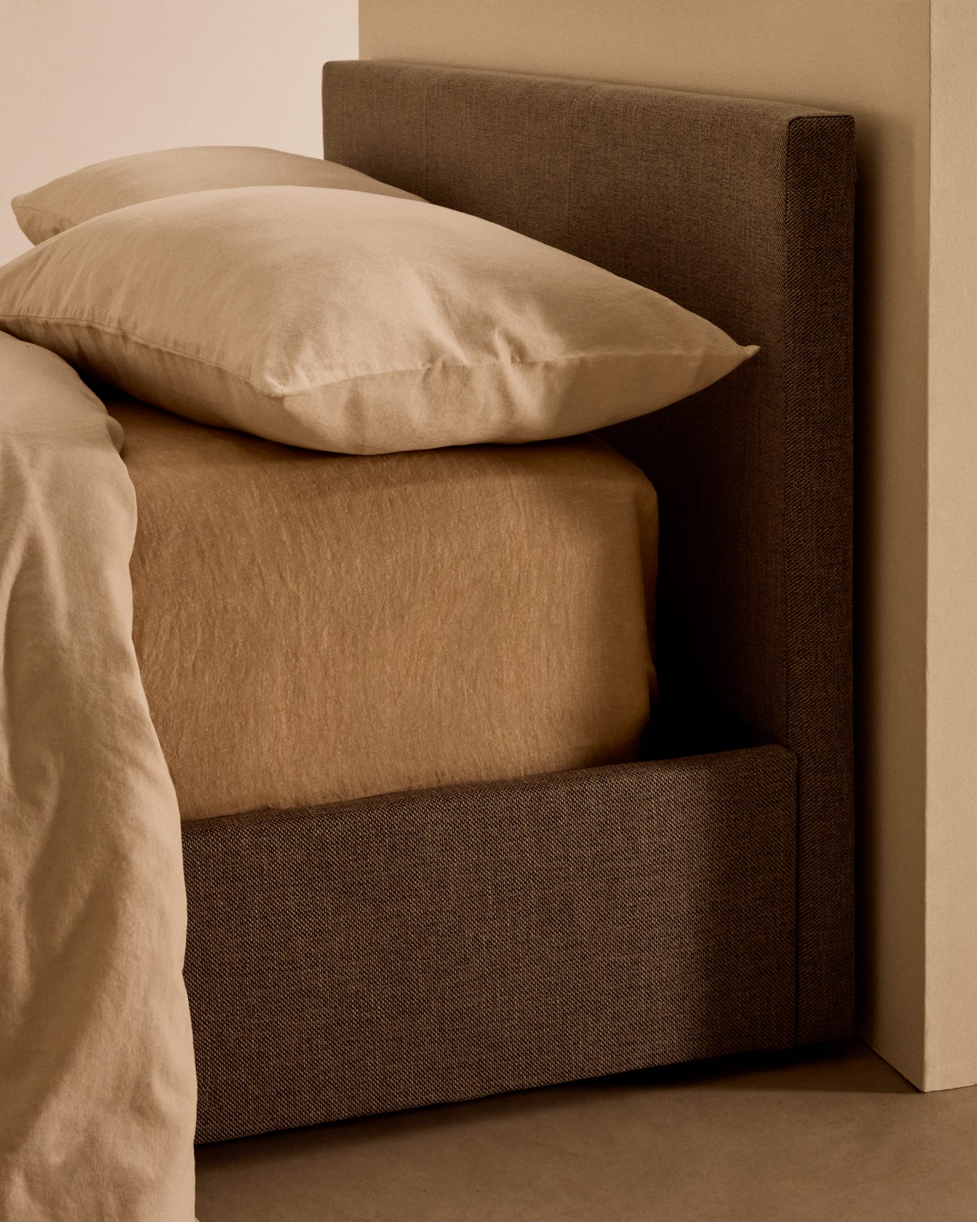 Modernes Nahiri Bett in Grau mit praktischem Stauraum, geeignet für 150x200 cm Matratzen, perfekt für stilvolle Schlafzimmer.