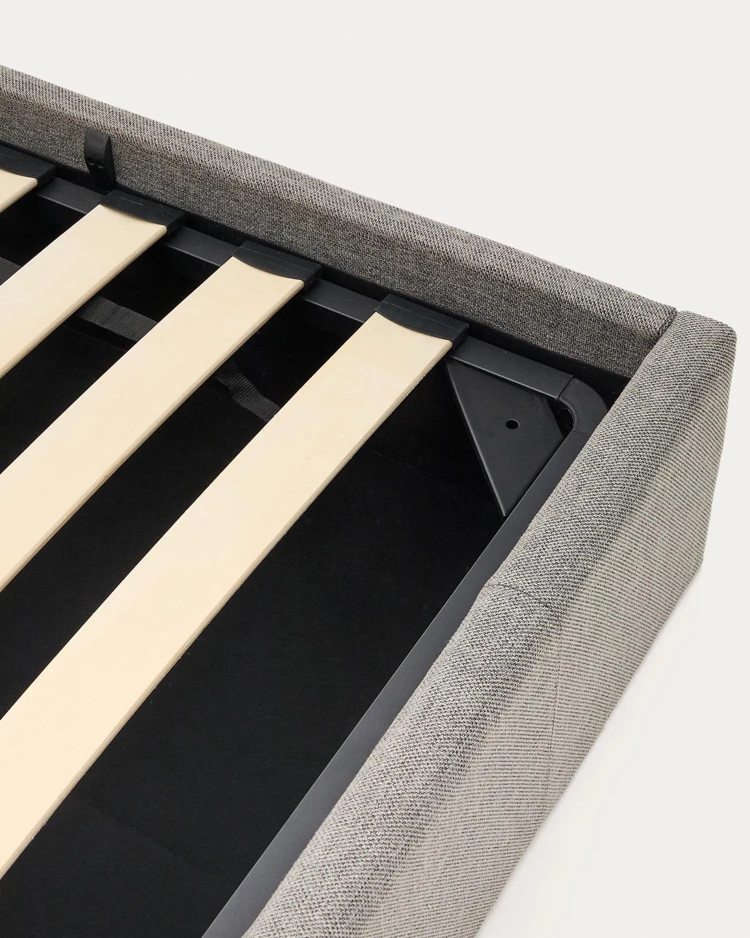 Das graue Nahiri Bett (90x200 cm) von Kave Home bietet stilvolles Design und integrierten Stauraum für ein modernes Schlafzimmer.