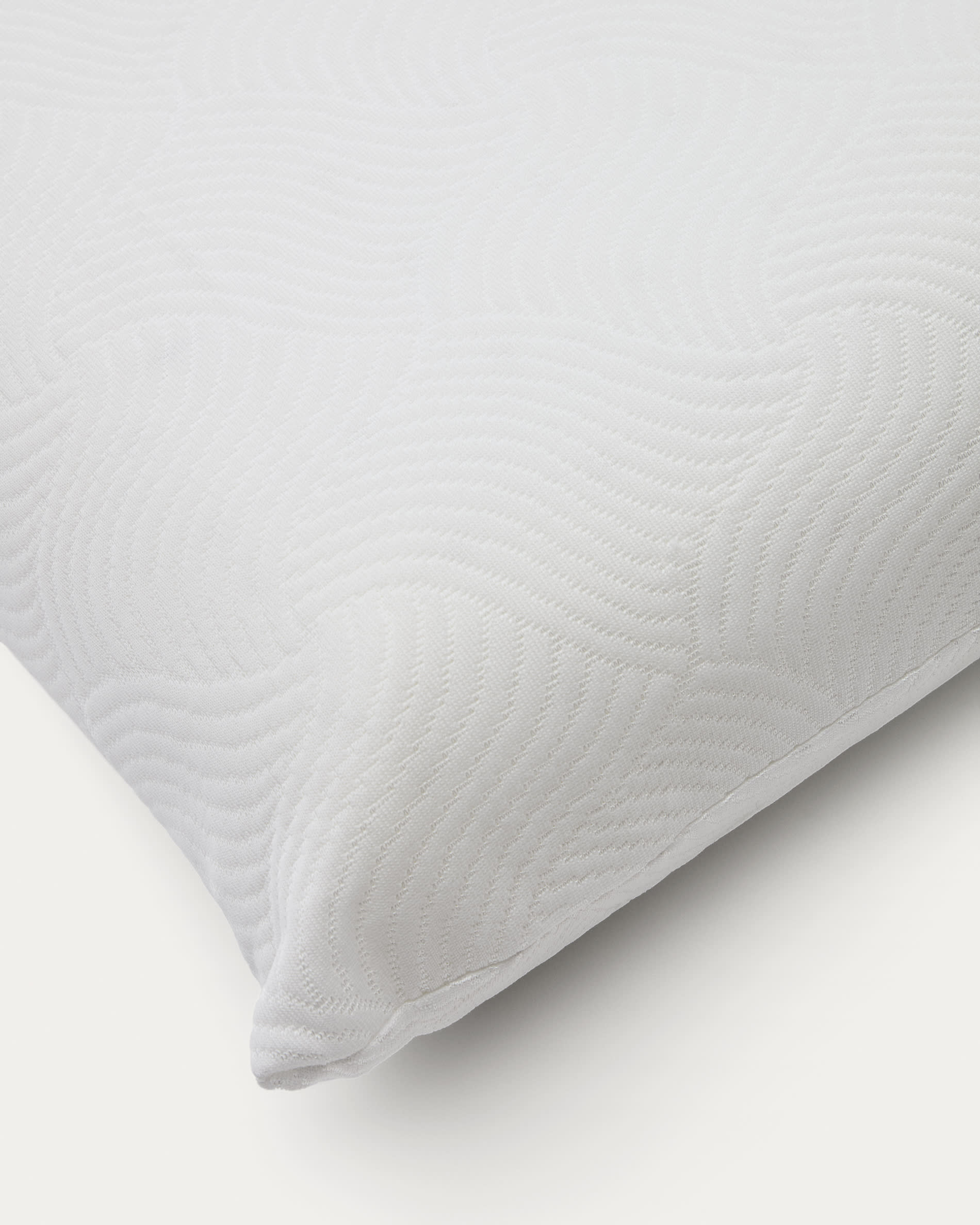 Ergonomisches Sasa Kissen 33x70 cm von Kave Home, viscoelastisch, ideal für erholsamen Schlaf und optimale Unterstützung.