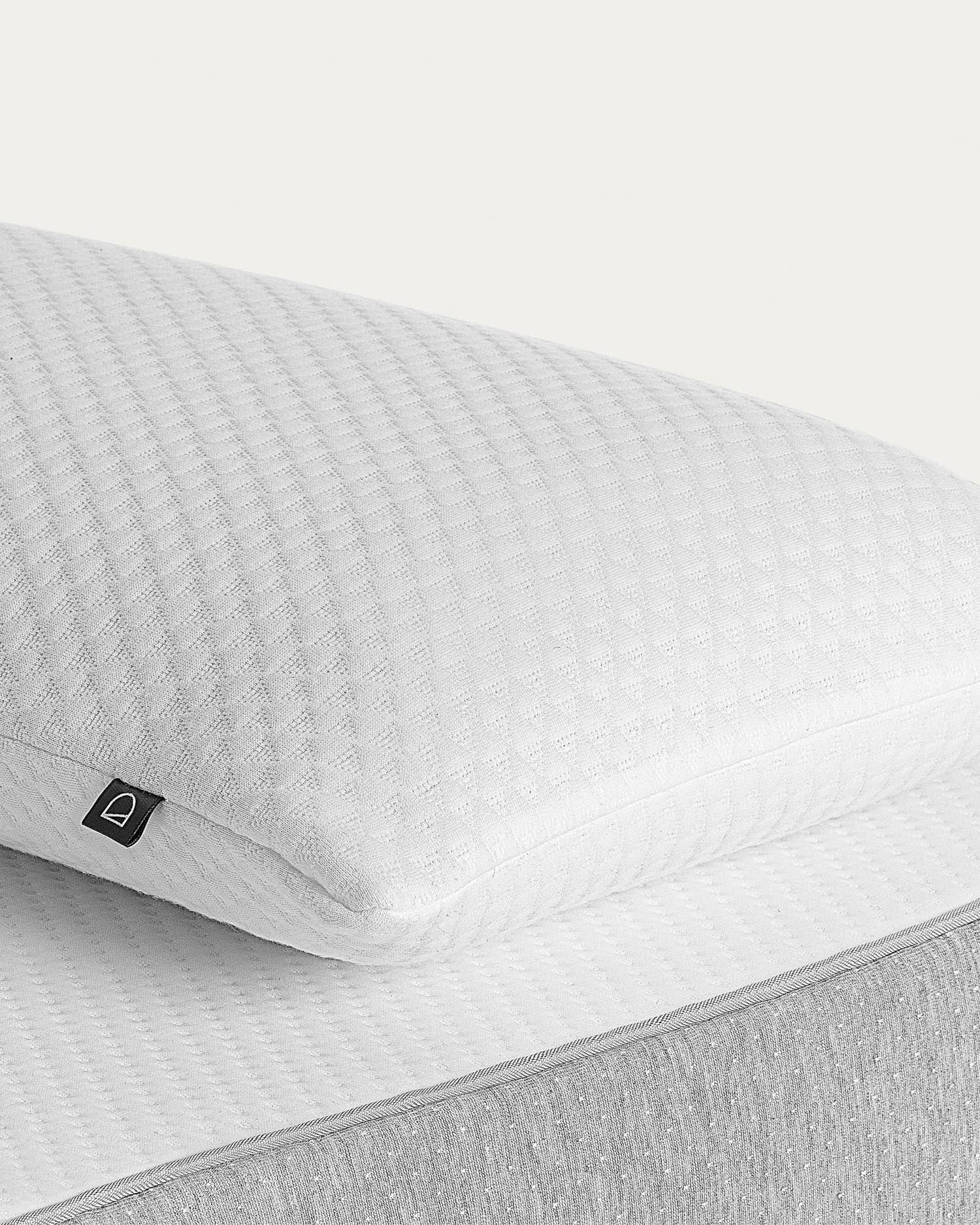 Sasa Kissen 33x80 cm von Kave Home, viscoelastisch, ergonomisch, bietet hervorragenden Schlafkomfort und ideale Unterstützung.