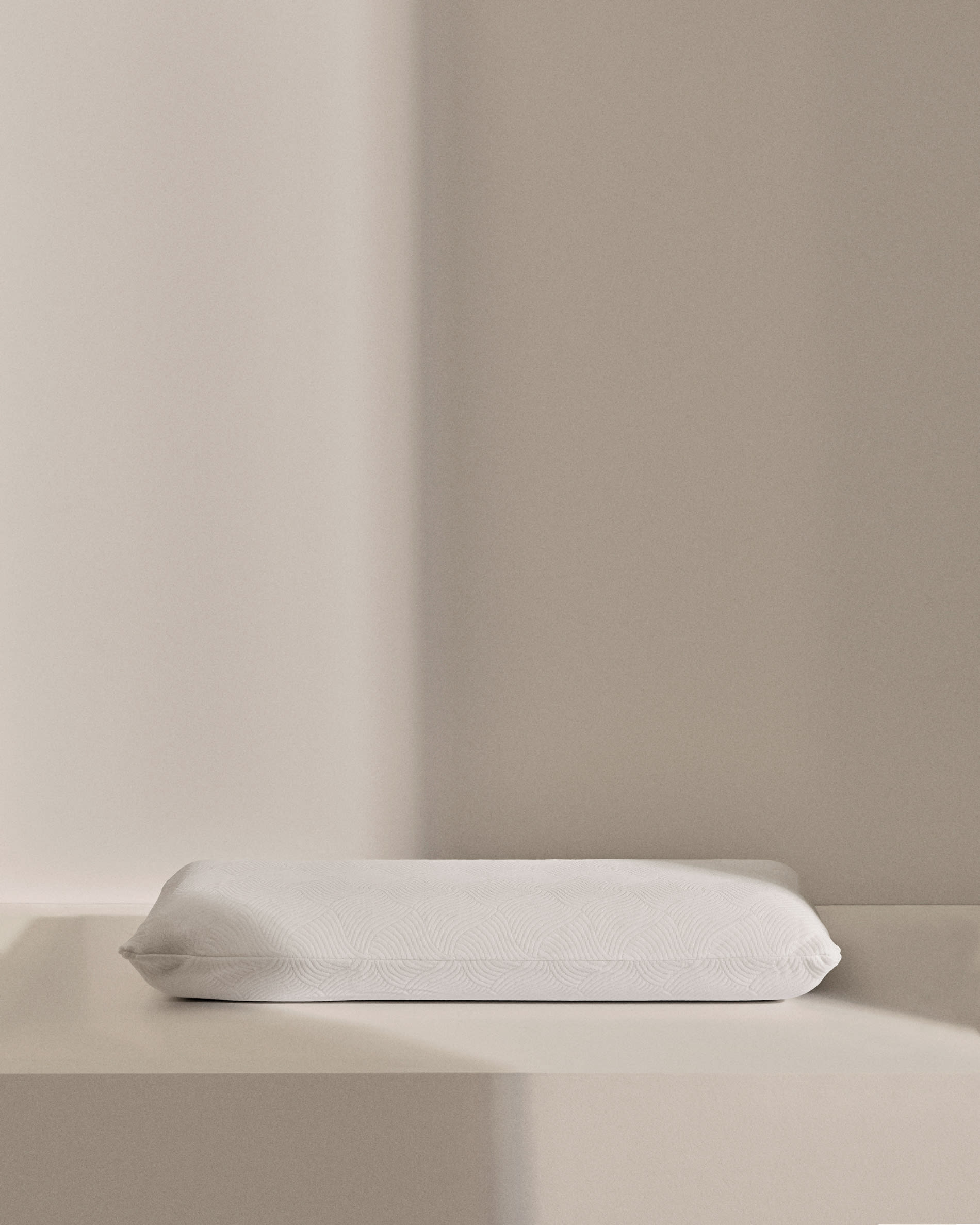 Ergonomisches Sasa Kissen 33x80 cm von Kave Home, viscoelastisch, ideal für optimalen Schlafkomfort und Unterstützung.