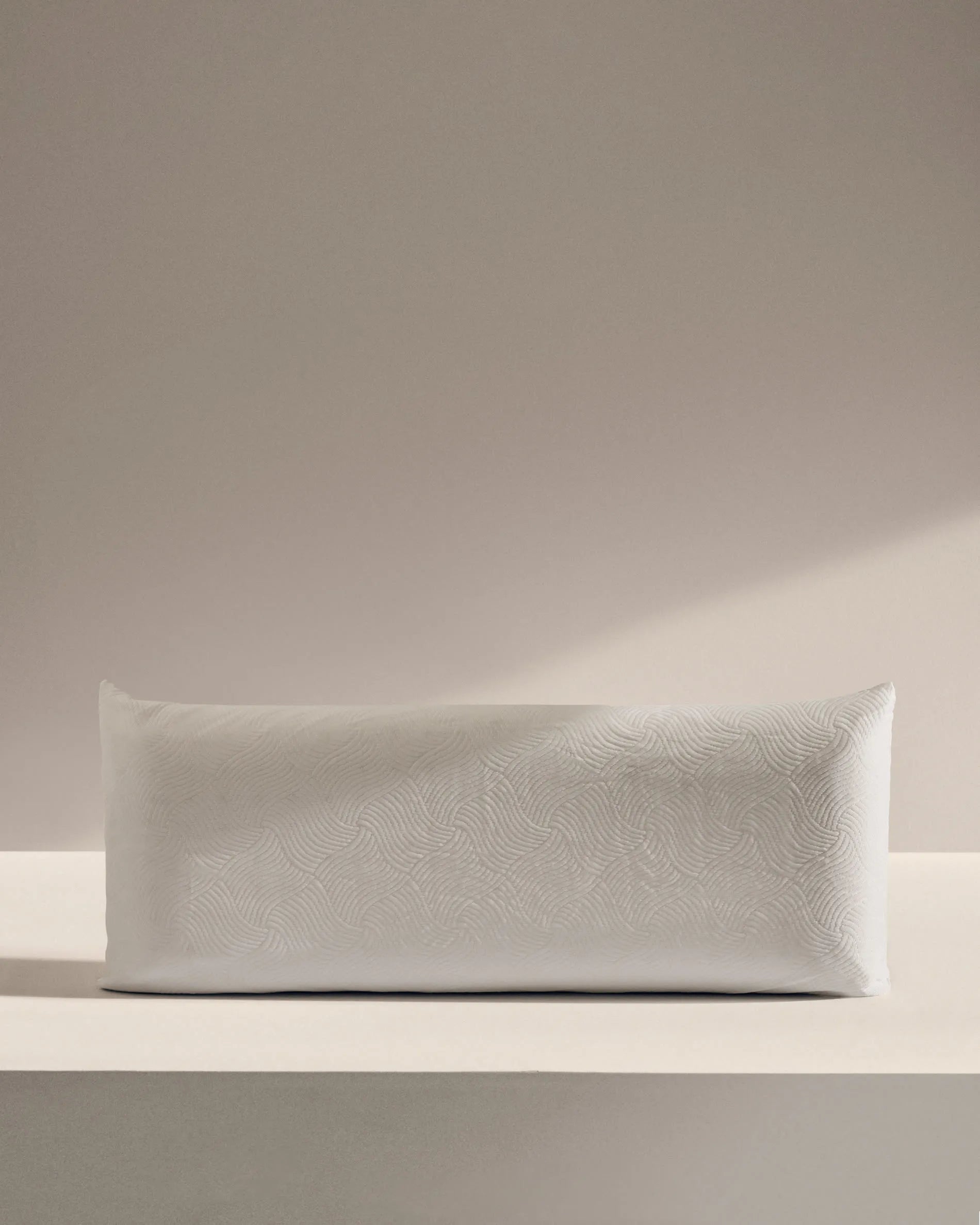 Das Sasa Kissen von Kave Home bietet viskoelastischen Komfort in 33x90 cm Größe, ideal für erholsamen Schlaf.