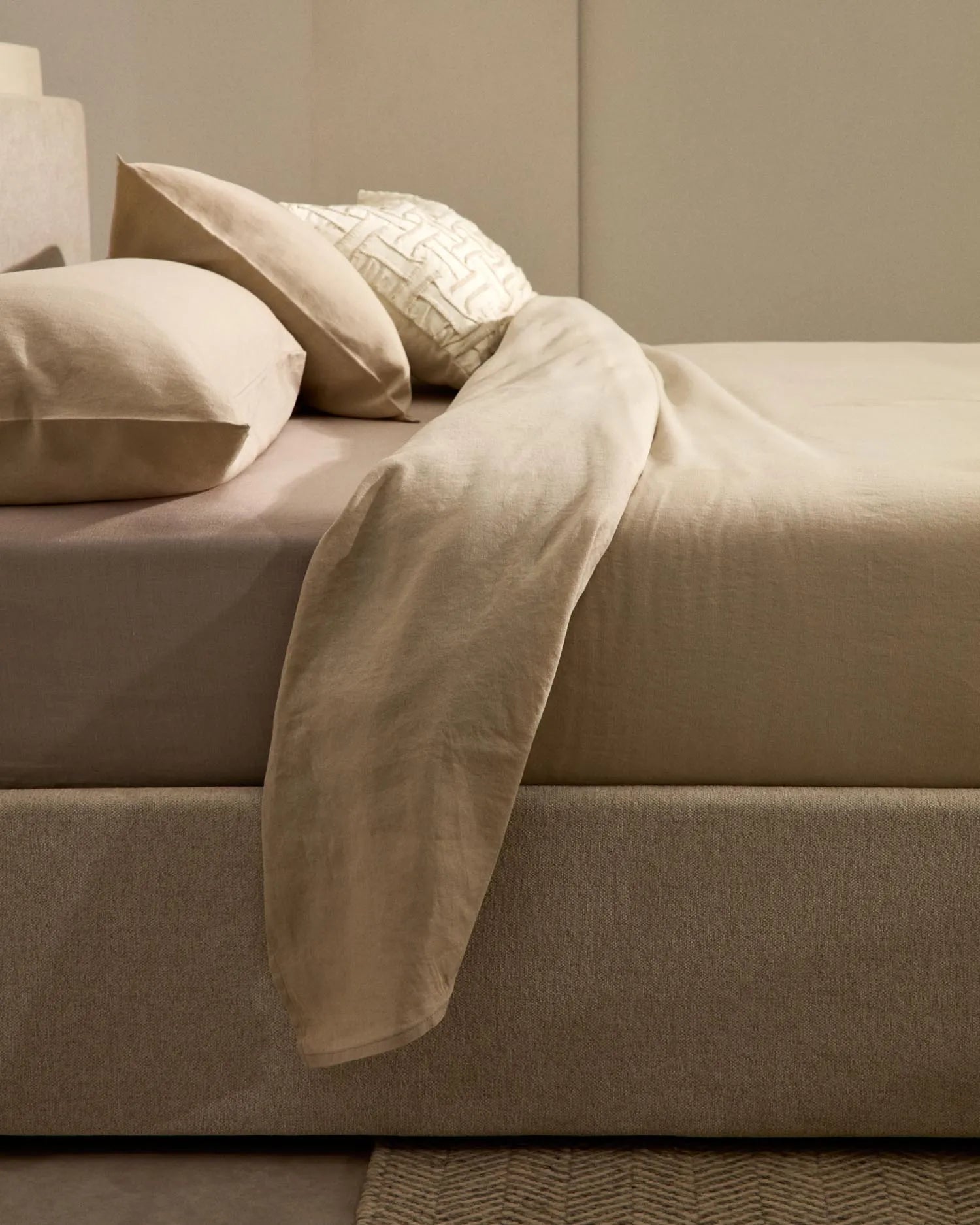 Bett mit Bettkasten Nahiri in beiger Chenille für Matratzen 160 x 200 cm in Beige präsentiert im Onlineshop von KAQTU Design AG. Bett ist von Kave Home