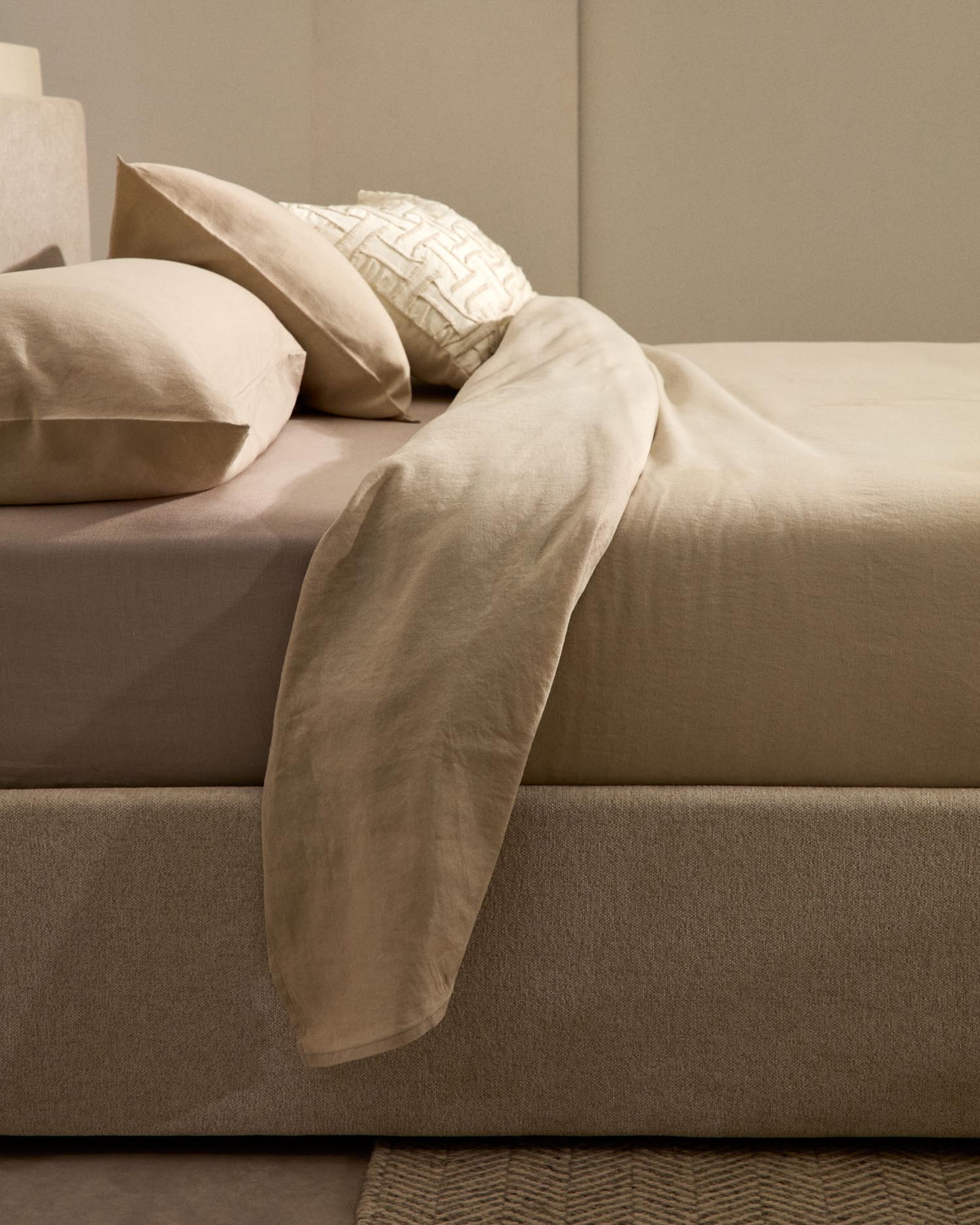 Bett mit Bettkasten Nahiri in beiger Chenille für Matratzen 160 x 200 cm in Beige präsentiert im Onlineshop von KAQTU Design AG. Bett ist von Kave Home
