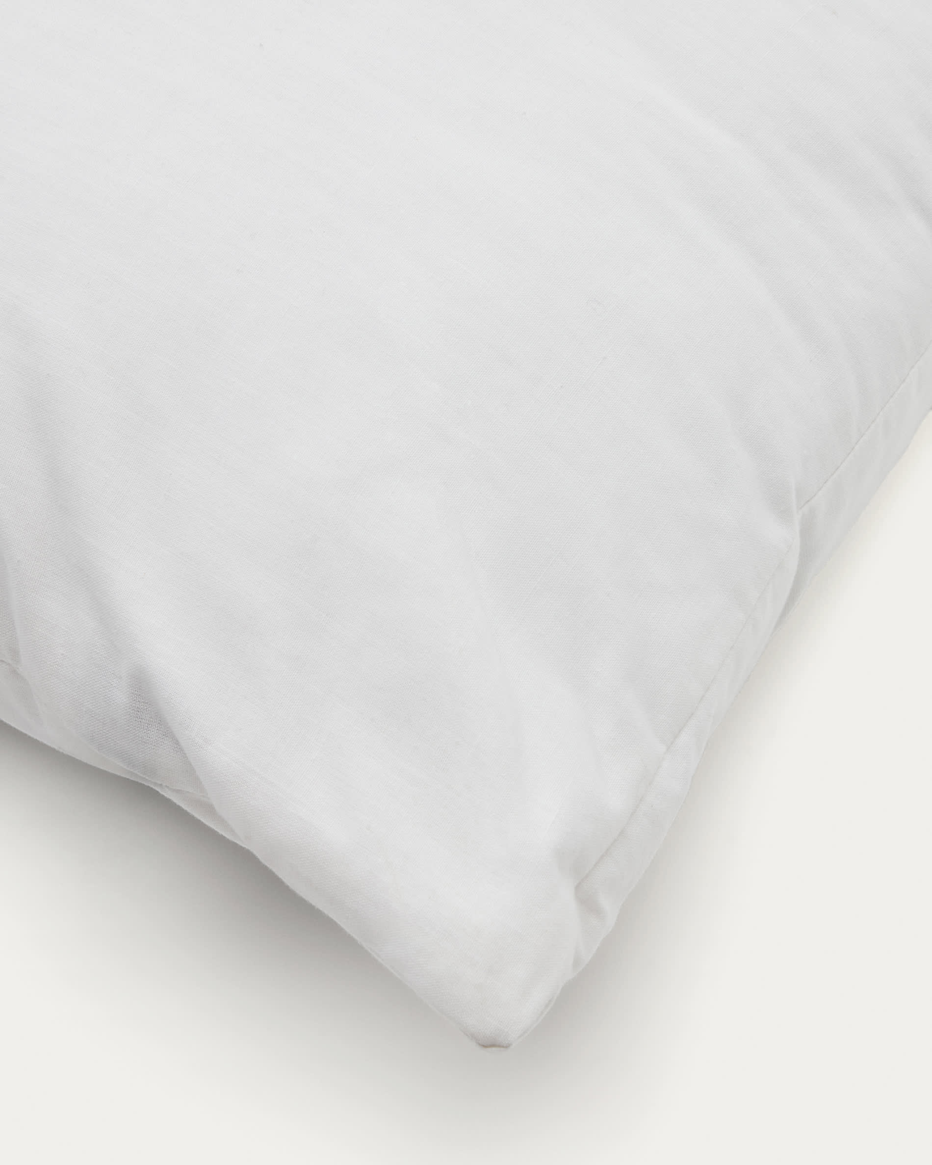Kopfkissen Duca 80x40 cm von Kave Home, gefüllt mit 10% Daunen und 90% Federn, bietet luxuriösen Schlafkomfort.