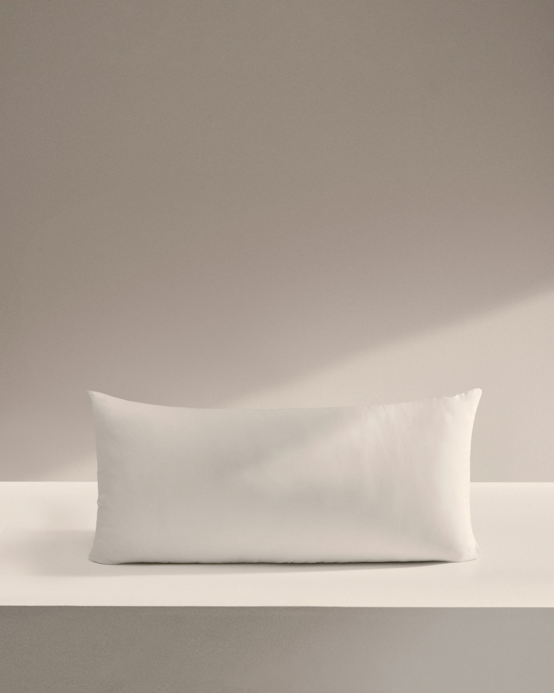 Kave Home Kopfkissen Duca, 80x40 cm, gefüllt mit 10% Daunen und 90% Federn, bietet Komfort und Qualität für erholsamen Schlaf.