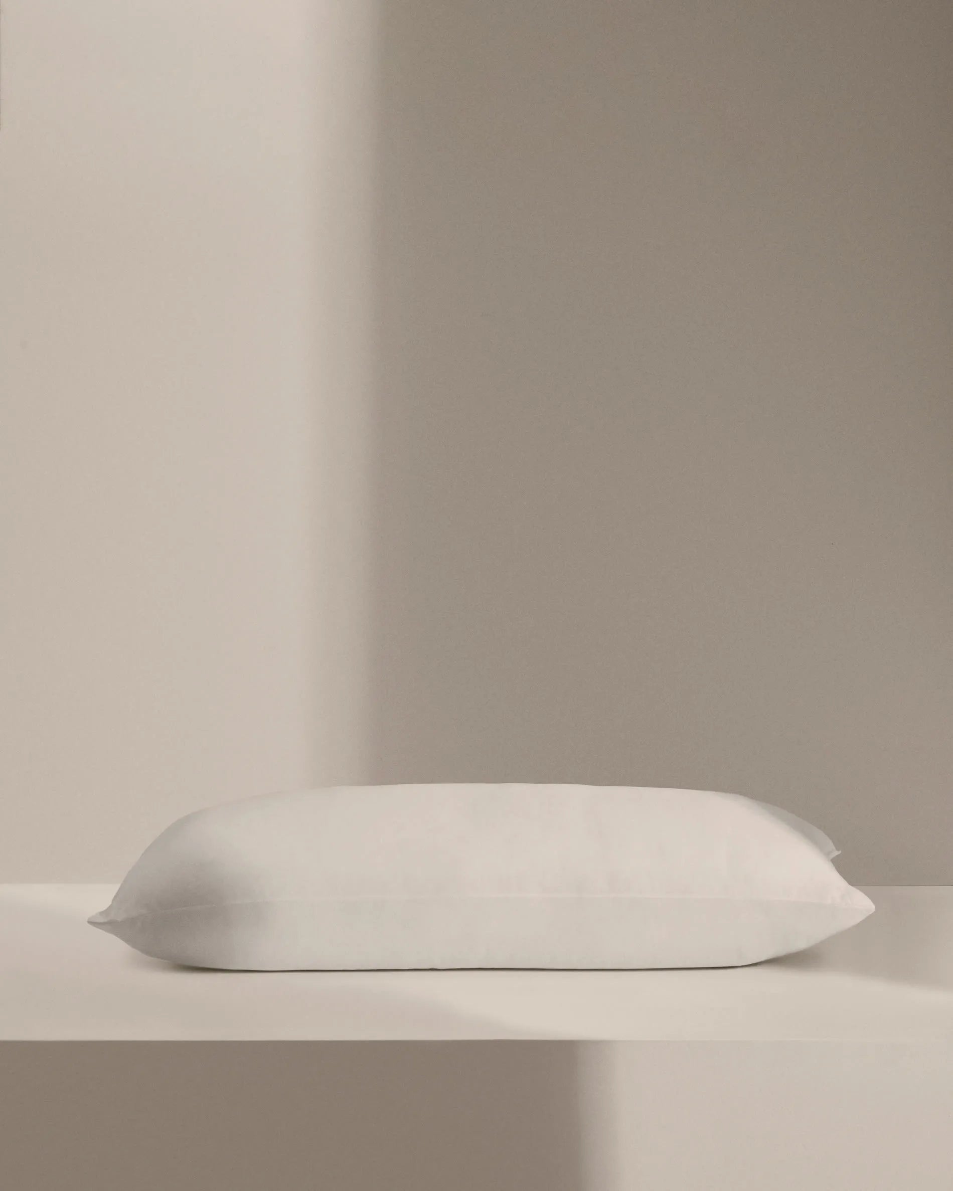 Kopfkissen Duca von Kave Home, 80x40 cm, mit 10% Daunen und 90% Federn, für optimalen Schlafkomfort und hochwertige Entspannung.