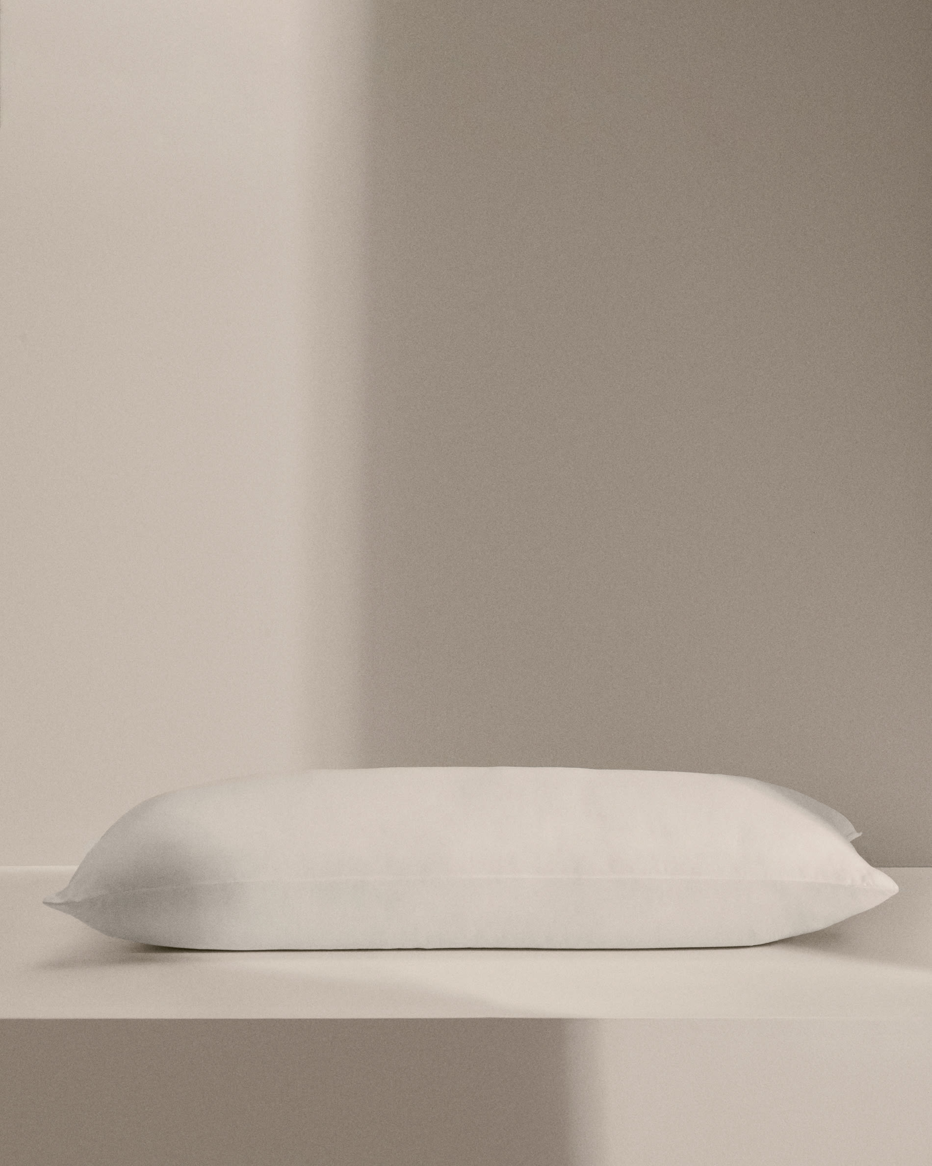 Kave Home Kopfkissen Duca, 90x40 cm, gefüllt mit 10% Daunen und 90% Federn, bietet Komfort und Qualität für erholsamen Schlaf.