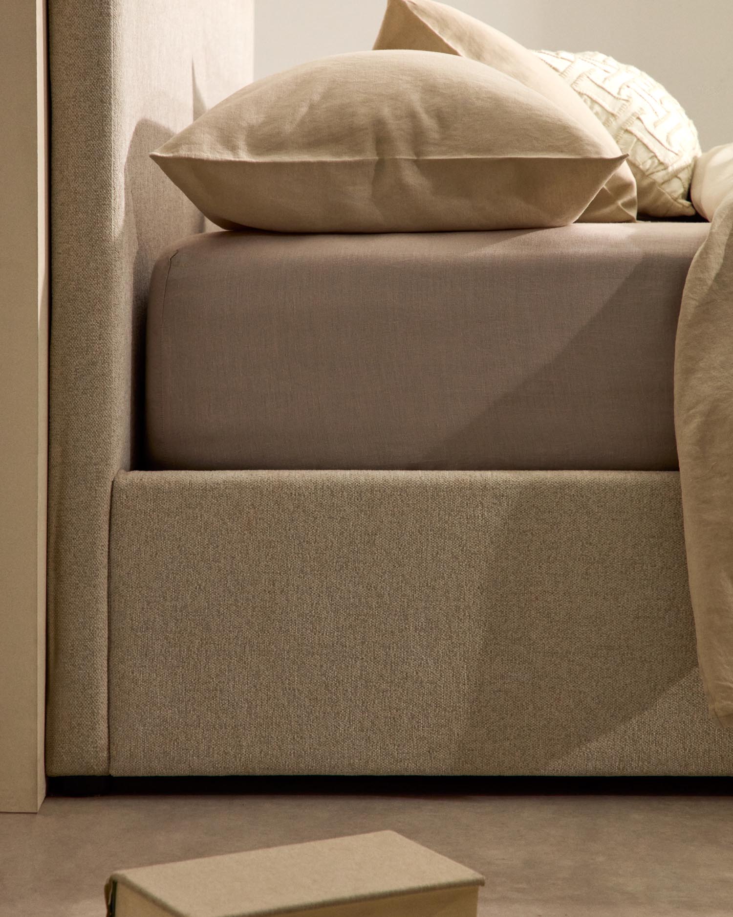Bett mit Bettkasten Nahiri in beiger Chenille für Matratzen 150 x 200 cm in Beige präsentiert im Onlineshop von KAQTU Design AG. Bett ist von Kave Home