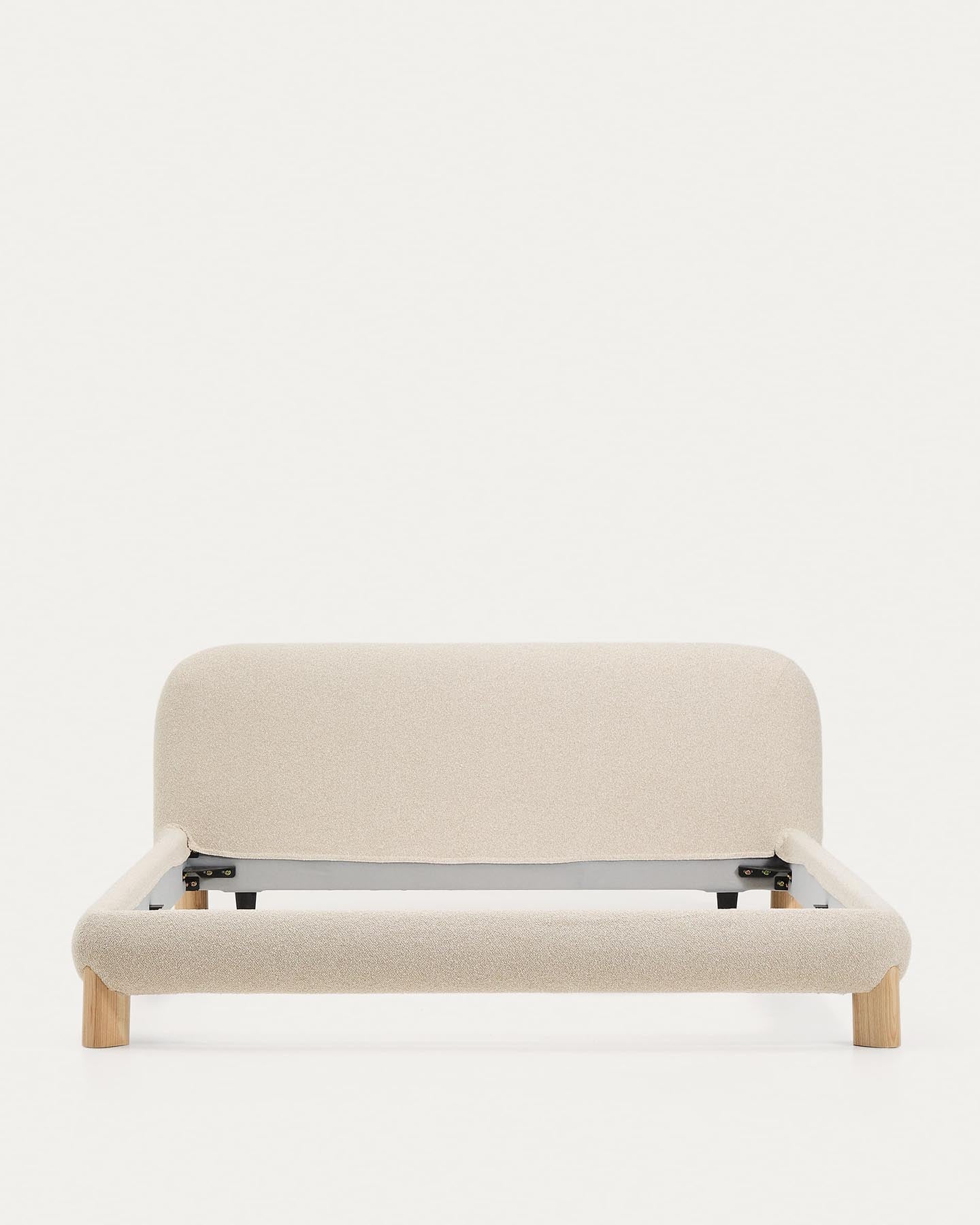 Bett Odina mit abnehmbarem Bezug aus ecrufarbenem Boucléstoff sowie Beinen aus massivem Es in Beige präsentiert im Onlineshop von KAQTU Design AG. Bett ist von Kave Home