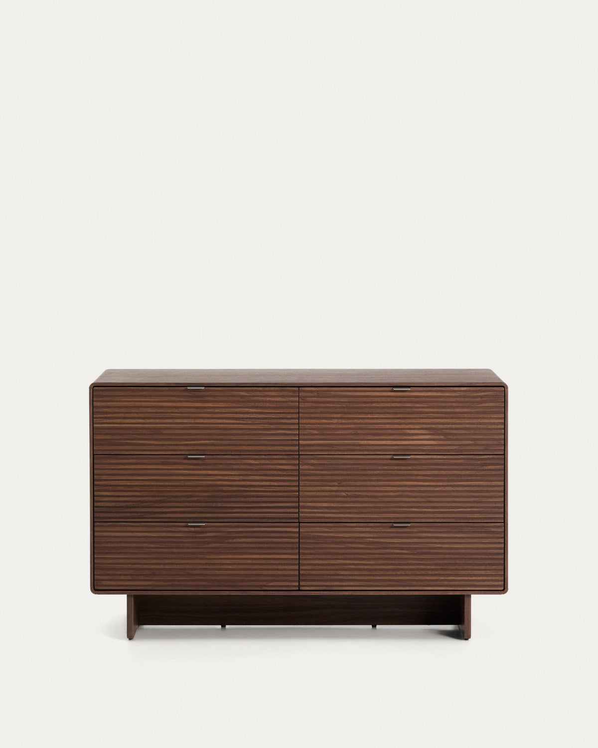 Kommode Norlen mit 6 Schubladen aus Nussbaumfurnier FSC Mix Credit 120 x 75 cm in Dunkelbraun präsentiert im Onlineshop von KAQTU Design AG. Kommode ist von Kave Home