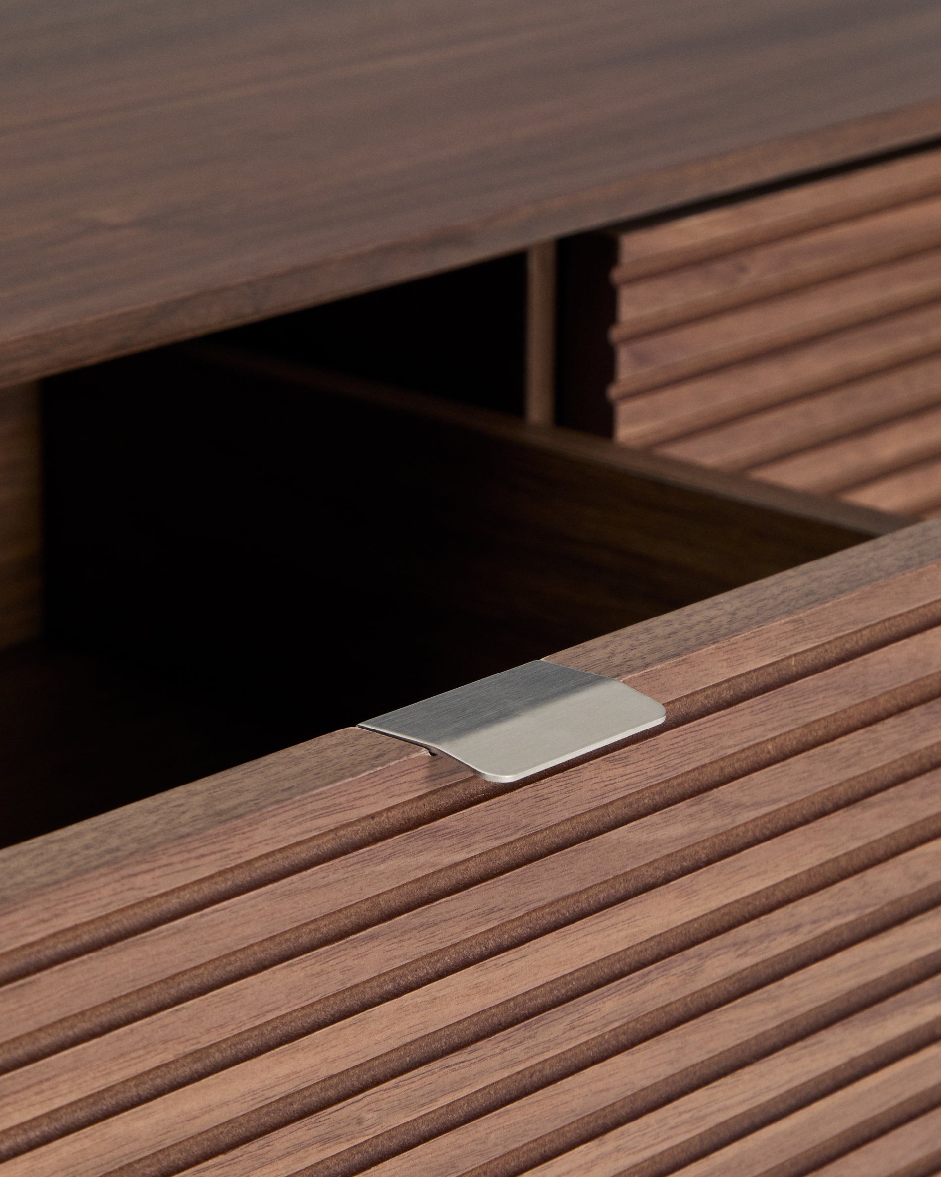 Kommode Norlen in Nussbaumfurnier mit 6 Schubladen, FSC Mix Credit, 112 x 73 cm in Dunkelbraun präsentiert im Onlineshop von KAQTU Design AG. Kommode ist von Kave Home