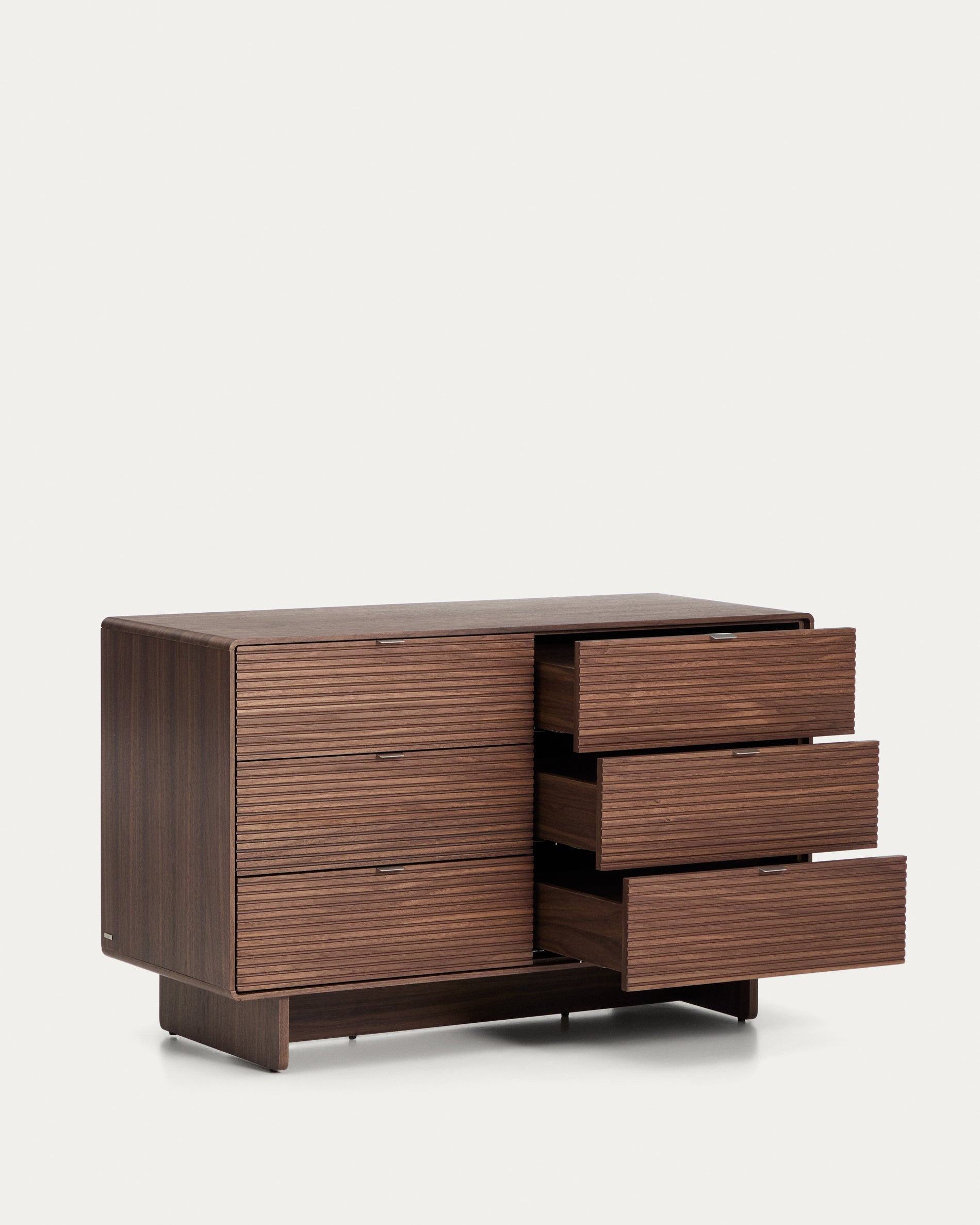 Kommode Norlen in Nussbaumfurnier mit 6 Schubladen, FSC Mix Credit, 112 x 73 cm in Dunkelbraun präsentiert im Onlineshop von KAQTU Design AG. Kommode ist von Kave Home