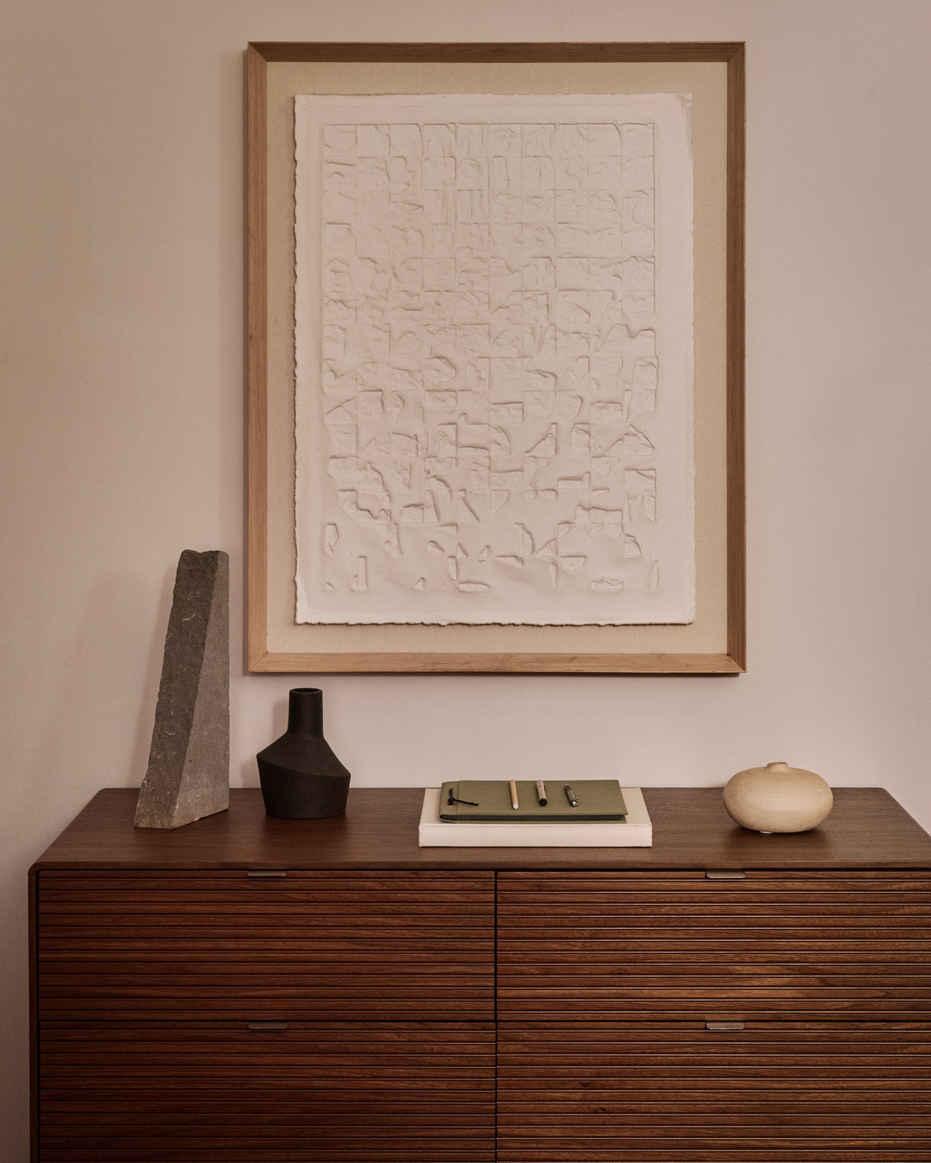 Kommode Norlen in Nussbaumfurnier mit 6 Schubladen, FSC Mix Credit, 112 x 73 cm in Dunkelbraun präsentiert im Onlineshop von KAQTU Design AG. Kommode ist von Kave Home