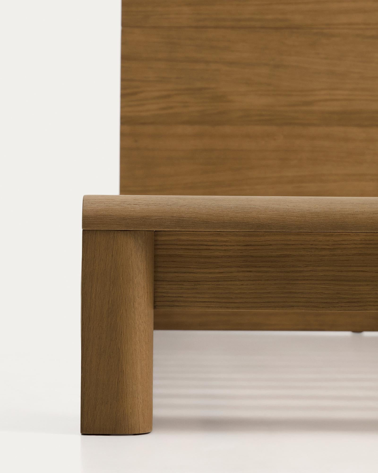Stilvolles Bett Arelida aus robustem Eichenholz mit hellbraunem Finish, perfekt für Matratzen der Größe 160 x 200 cm, umweltfreundlich und nachhaltig.
