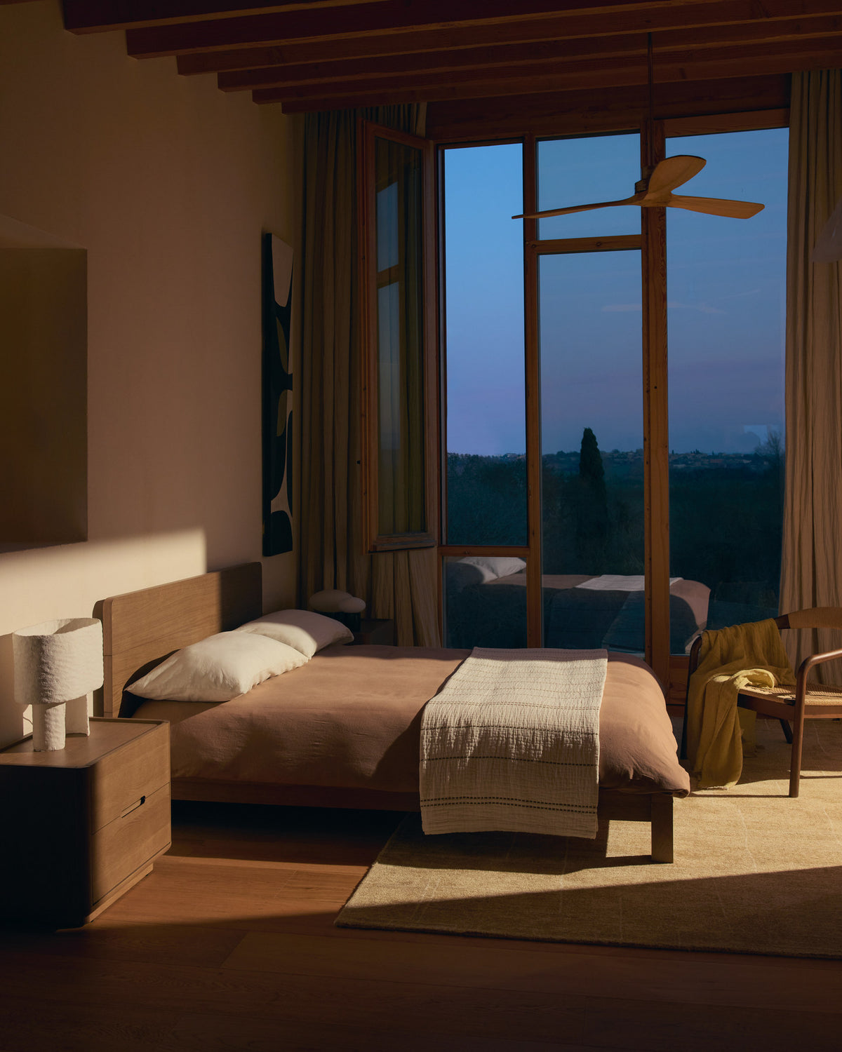 Bett Arelida aus Furnier und massivem Eichenholz mit hellbraunem Finish für Matratze 180 x 200 cm FSC Mix Credit in Braun präsentiert im Onlineshop von KAQTU Design AG. Bett ist von Kave Home