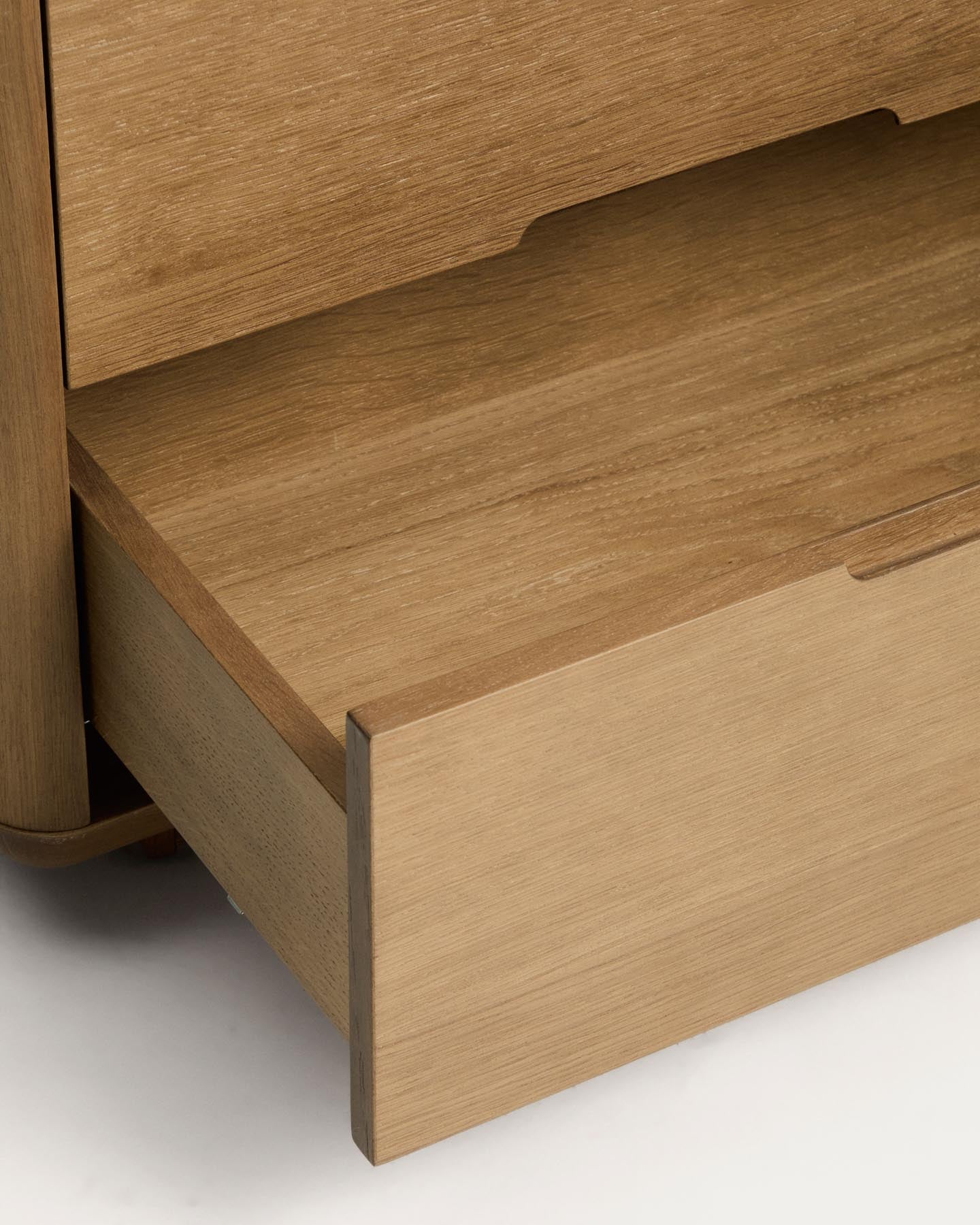 Nachttisch Arelida aus Furnier und massivem Eichenholz mit hellbraunem Finish 65 x 50 cm FSC Mix Credit in Braun präsentiert im Onlineshop von KAQTU Design AG. Nachttisch ist von Kave Home