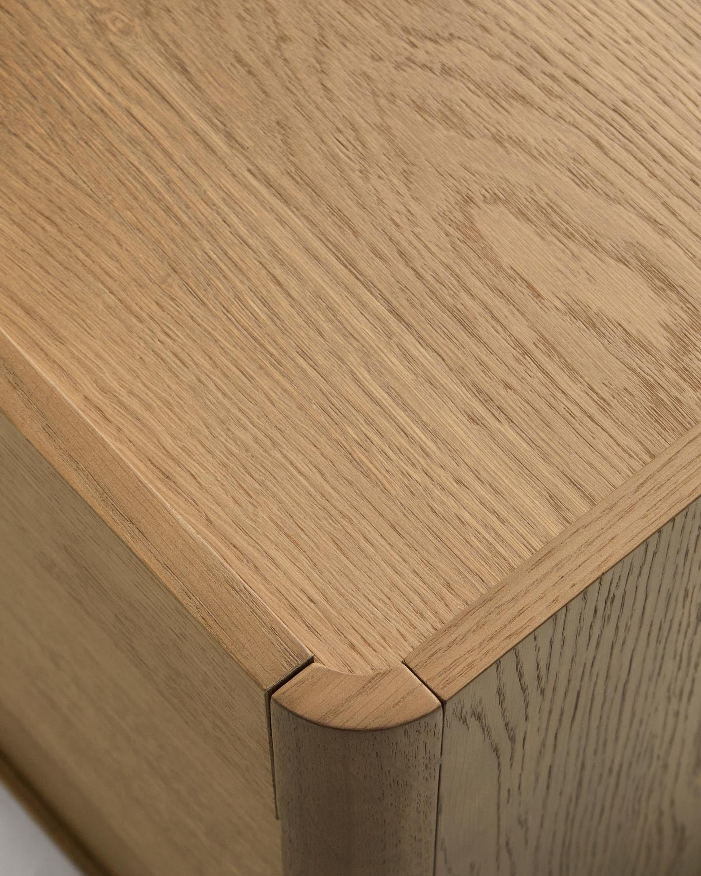 Nachttisch Arelida aus Furnier und massivem Eichenholz mit hellbraunem Finish 65 x 50 cm FSC Mix Credit in Braun präsentiert im Onlineshop von KAQTU Design AG. Nachttisch ist von Kave Home