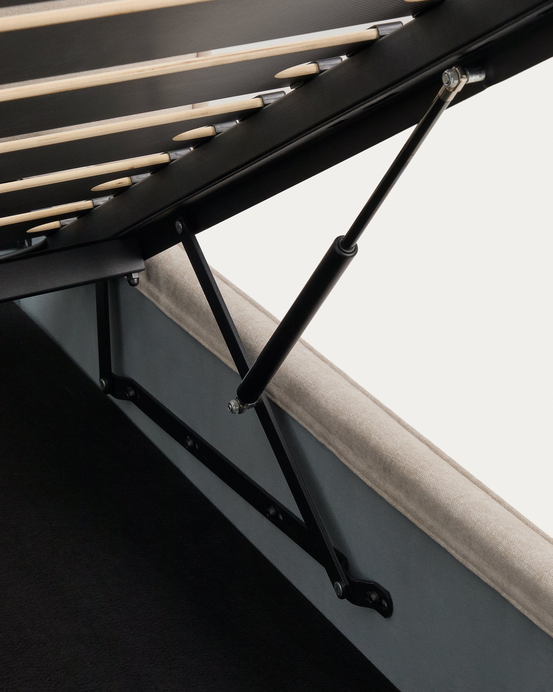 Abziehbares Bett Arvian aus beigefarbener Chenille mit Klappbettkasten für eine Matratze von 160 x 200 cm in Beige präsentiert im Onlineshop von KAQTU Design AG. Bett ist von Kave Home