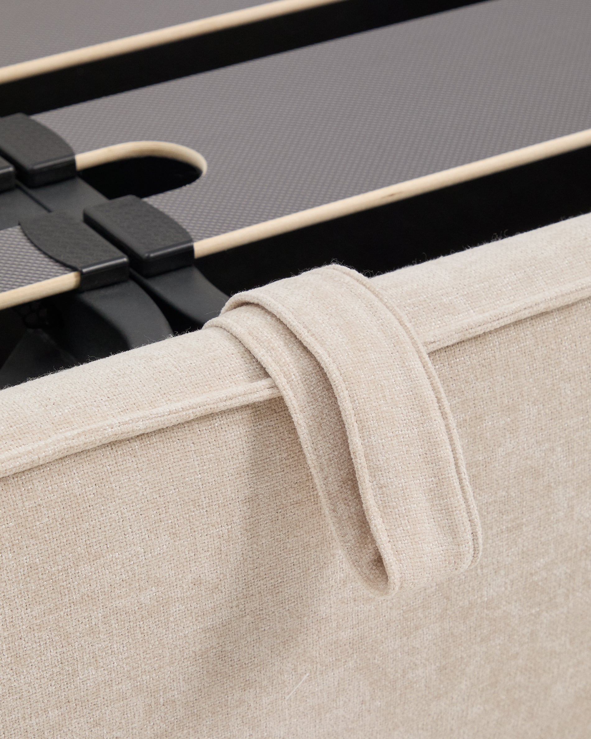 Abziehbares Bett Arvian aus beigefarbener Chenille mit Klappbettkasten für eine Matratze von 160 x 200 cm in Beige präsentiert im Onlineshop von KAQTU Design AG. Bett ist von Kave Home